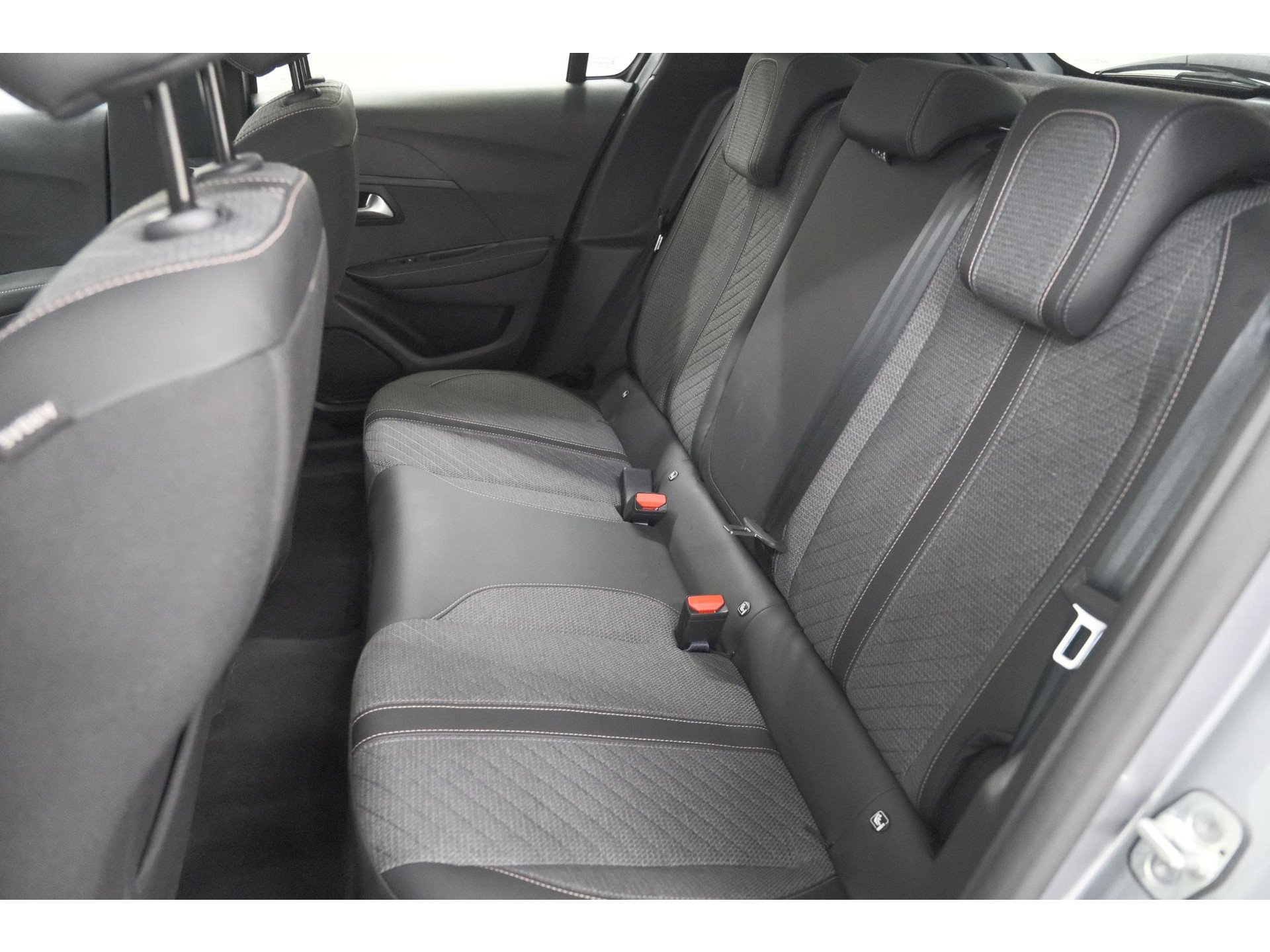 Peugeot 208 1.2 Hybrid 110 e-DCS6 Allure | Apple Carplay | Parkeersensoren Voor + Achter | Climate Control