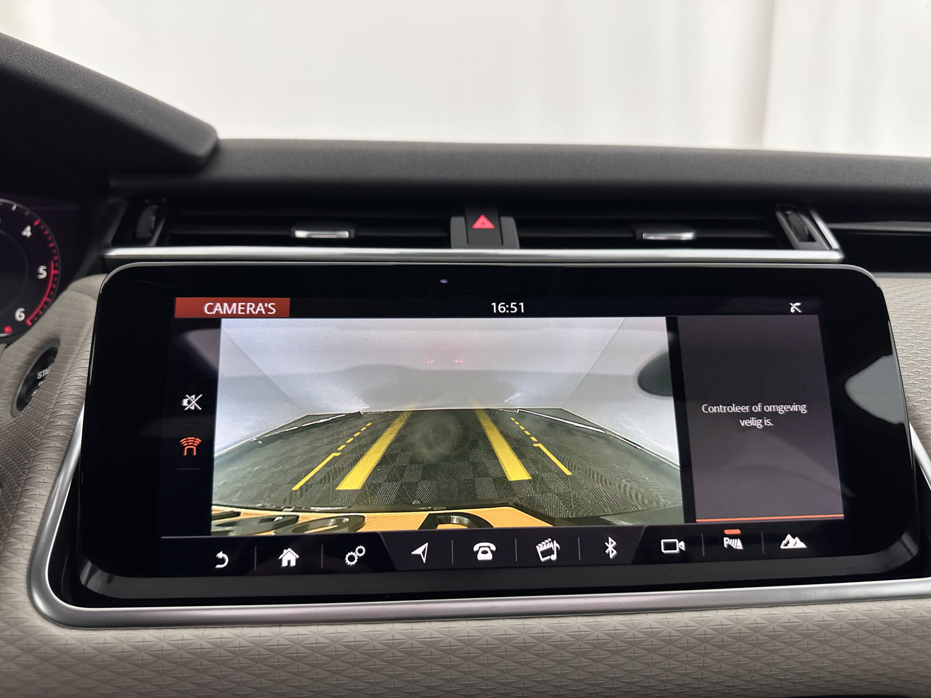 Land Rover Range Rover Velar 2.0 I4 AWD R-Dynamic HSE Aut. *PANO | LEATHER | FULL-LED | MEMORY-PACK | BLINDSPOT | MERIDIAN-SURROUND | DIGI-COCKPIT | CAMERA | KEYLESS | HEATED-COMFORTSEATS | PRIVACYGLASS | SHIFTPADDLES | HEAD-UP | 21"ALU*