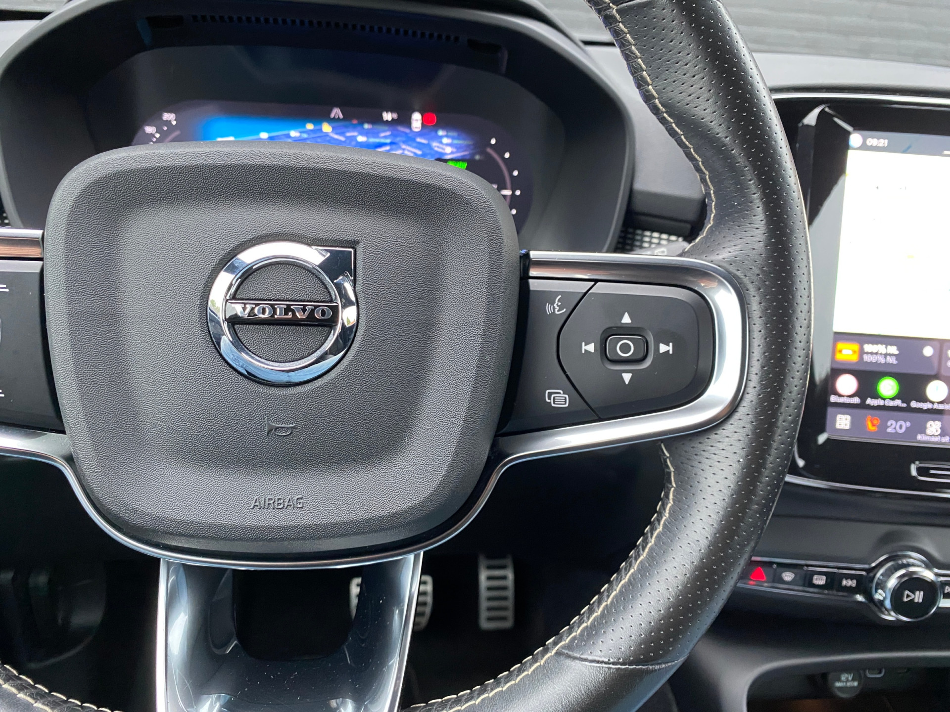 Volvo XC40 Recharge P8 AWD R-Design 408 pk | apple carplay | stoel-stuurverwarming | leder-alcantara | elektr. a. klep | BTW