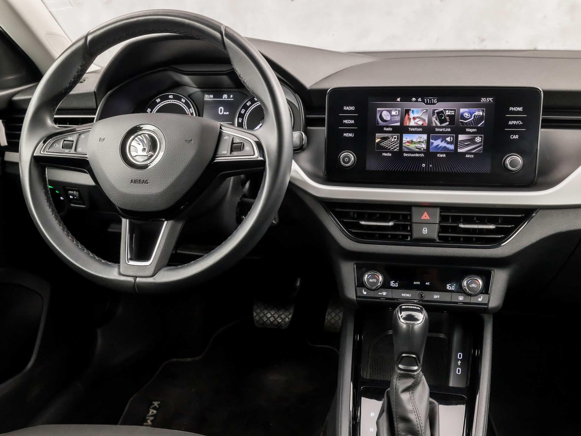 Škoda Kamiq 1.0 TSI Ambition Sport Automaat (APPLE CARPLAY, GROOT NAVI, CLIMATE, GETINT GLAS, STOELVERWARMING, SPORTSTOELEN, PARKEERSENSOREN, GETINT GLAS, NIEUWSTAAT)