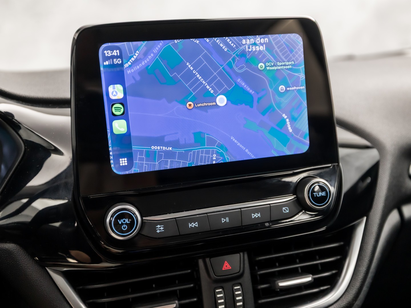 Ford Fiesta 1.0 EcoBoost Hybrid Titanium Sport (APPLE CARPLAY, GROOT NAVI, CLIMATE, GETINT GLAS, PARKEERSENSOREN, SPORTSTOELEN, LM VELGEN, CRUISE, NIEUWSTAAT)