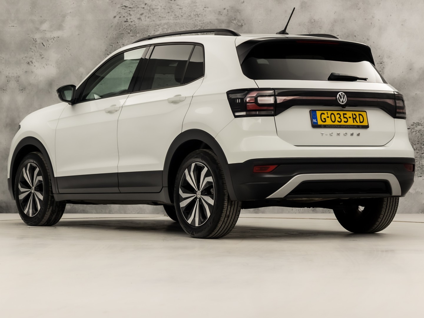Volkswagen T-Cross 1.0 TSI Sport (APPLE CARPLAY, CAMERA, GETINT GLAS, CRUISE, LM VELGEN, SPORTSTOELEN, NIEUWSTAAT)