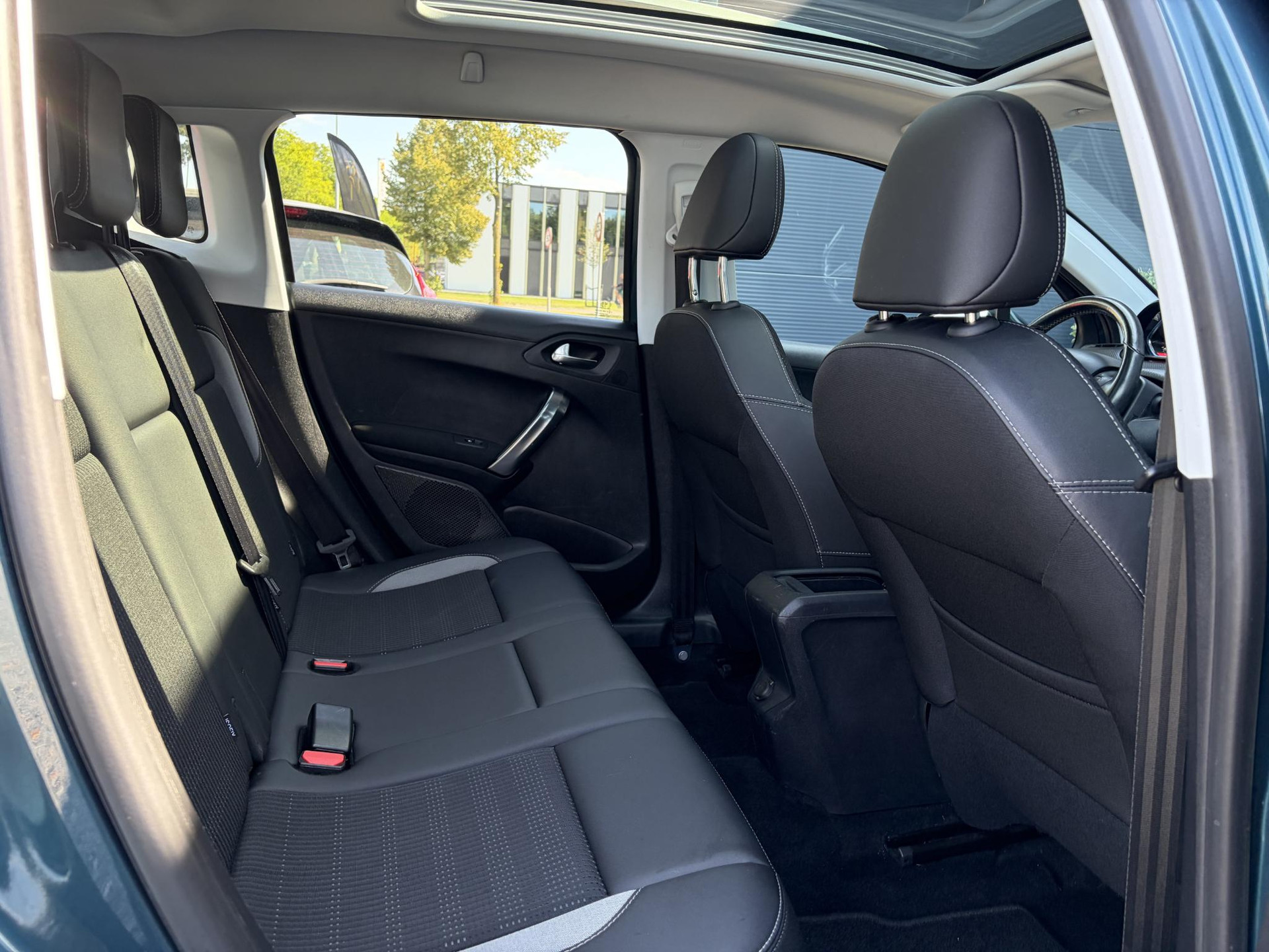 Peugeot 2008 1.2 PureTech Allure ✓1e Eigenaar✓D-riem vv in 2025✓110pk✓Navi✓Pano✓Carplay✓Pdc V+A✓Lm velgen✓N.A.P✓Halfleder✓Clima✓Apk tot 10-2027