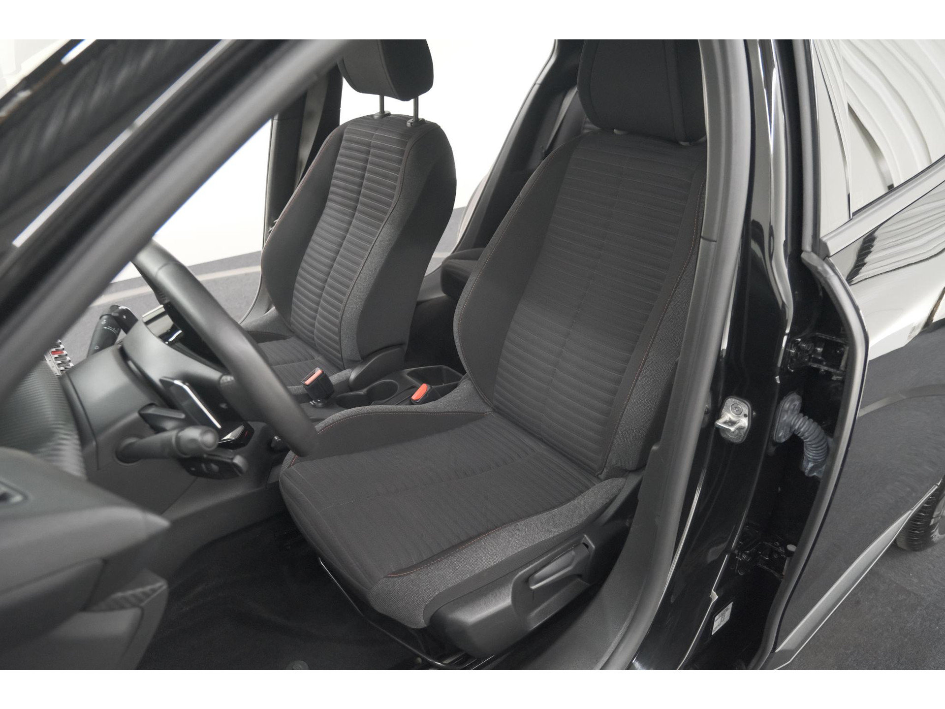 Peugeot 2008 PureTech 130 EAT8 Active Pack | Parkeersensoren | Apple CarPlay | Climate Control | Stoelverwarming