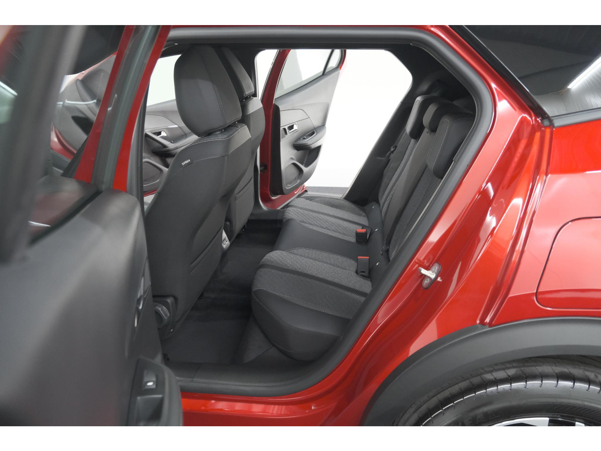 Peugeot 2008 Hybrid 145 e-DCS6 Allure | 360 Camera | Adaptieve Cruise Control | Navigatie | Dodehoekdetectie