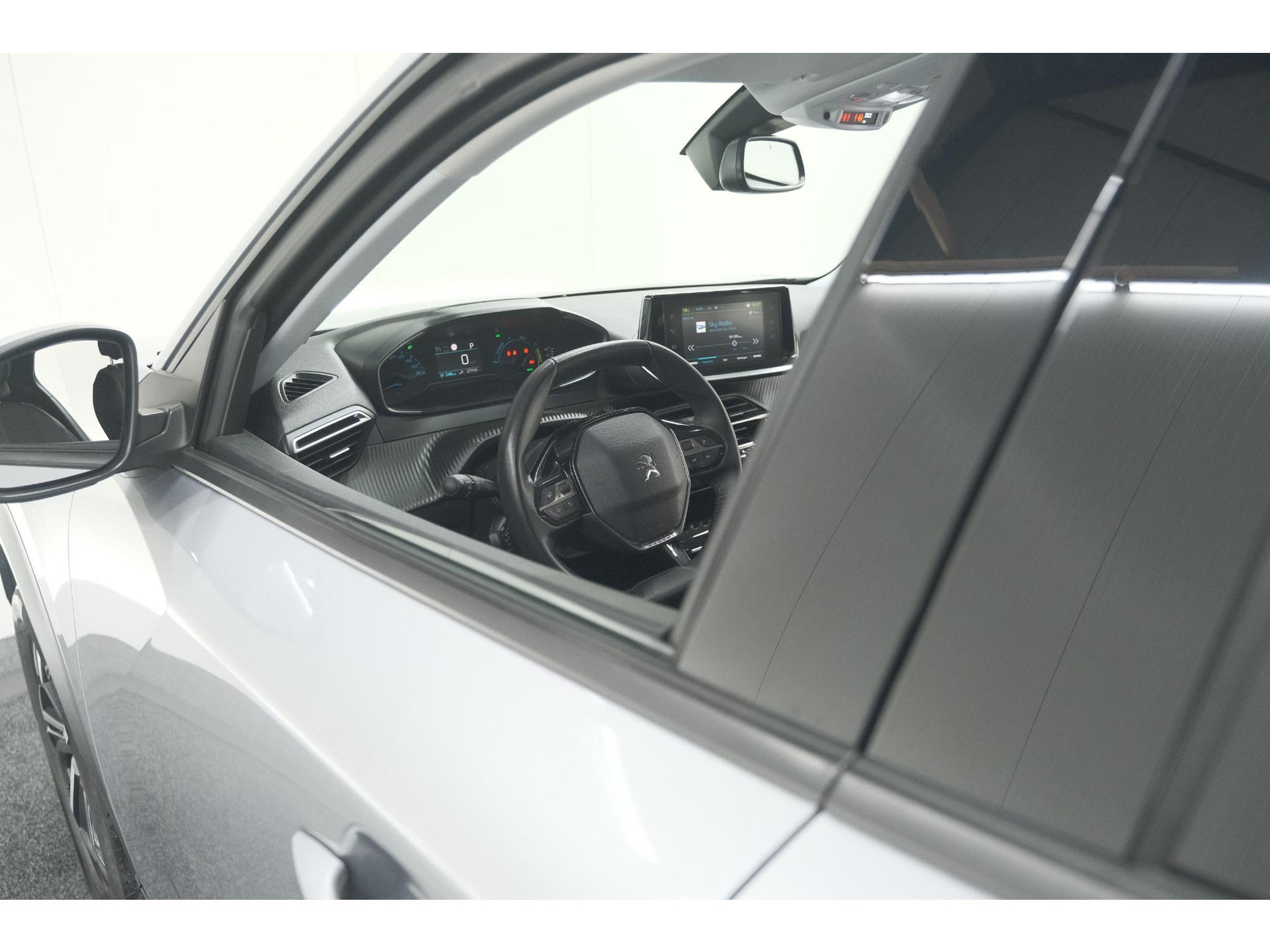 Peugeot e-2008 EV Allure 50 kWh | SOH=96.7 % | 3 Fase Laadfunctie | Camera | Navigatie | Parkeersensoren | Apple Carplay