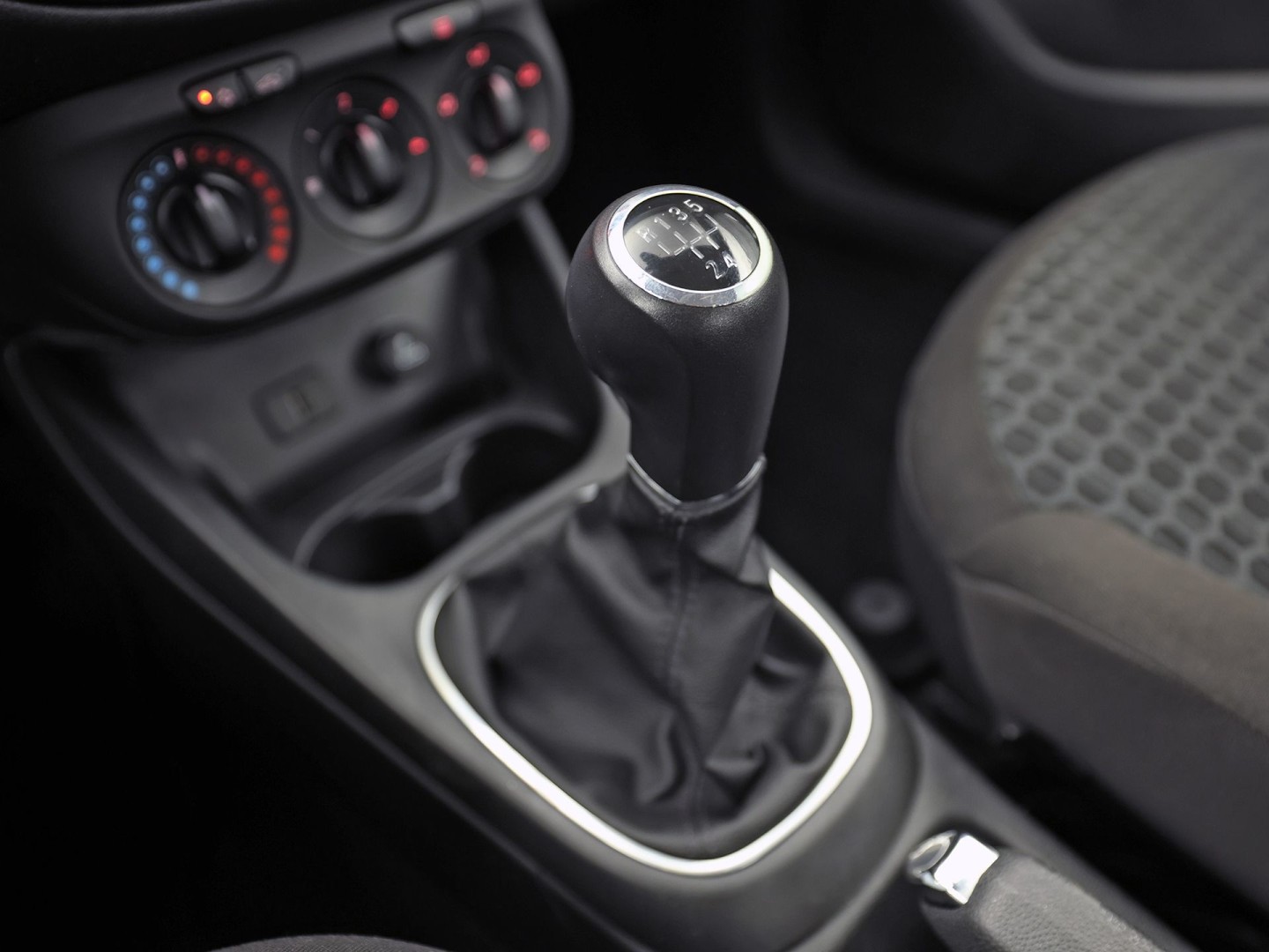 Opel Corsa 1.4 Color Edition (5 DEURS, AIRCO, SPORTSTOELEN, CRUISE, ELEK RAMEN, NIEUWE APK, NIEUWSTAAT)