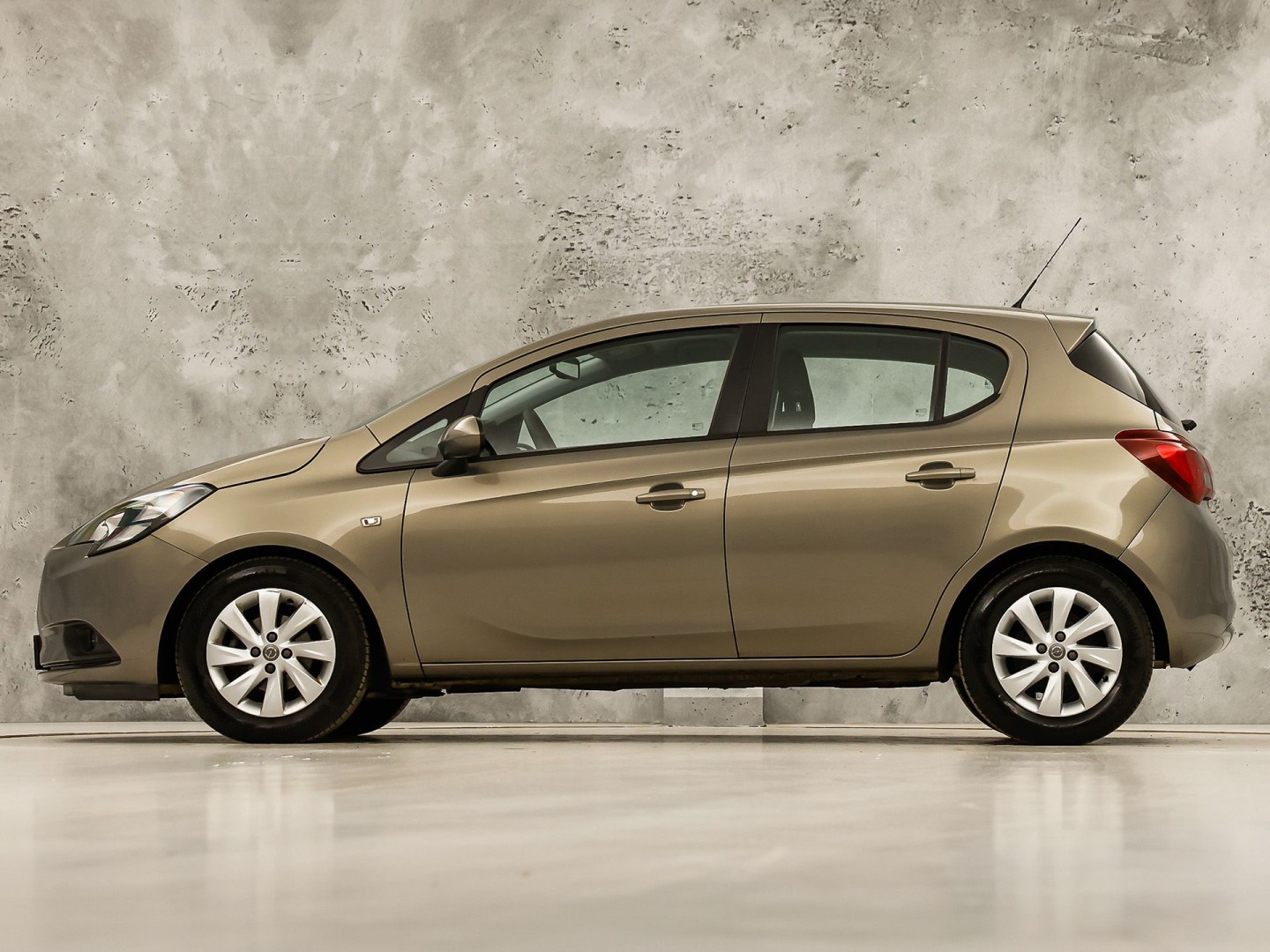 Opel Corsa 1.4 Color Edition (5 DEURS, AIRCO, SPORTSTOELEN, CRUISE, ELEK RAMEN, NIEUWE APK, NIEUWSTAAT)