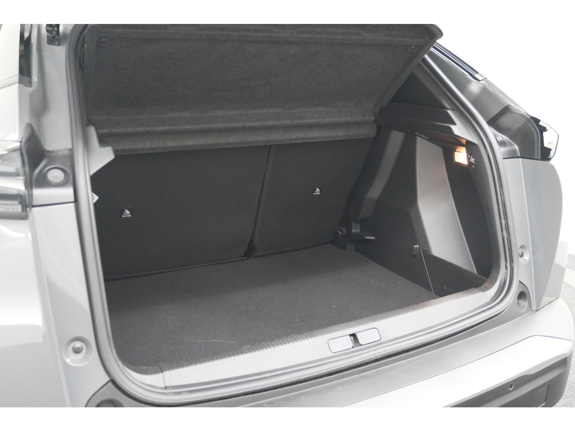 Peugeot 2008 PureTech 130 EAT8 Allure | 100% Benzine | Parkeersensoren Voor + Achter | Apple CarPlay | Climate Control