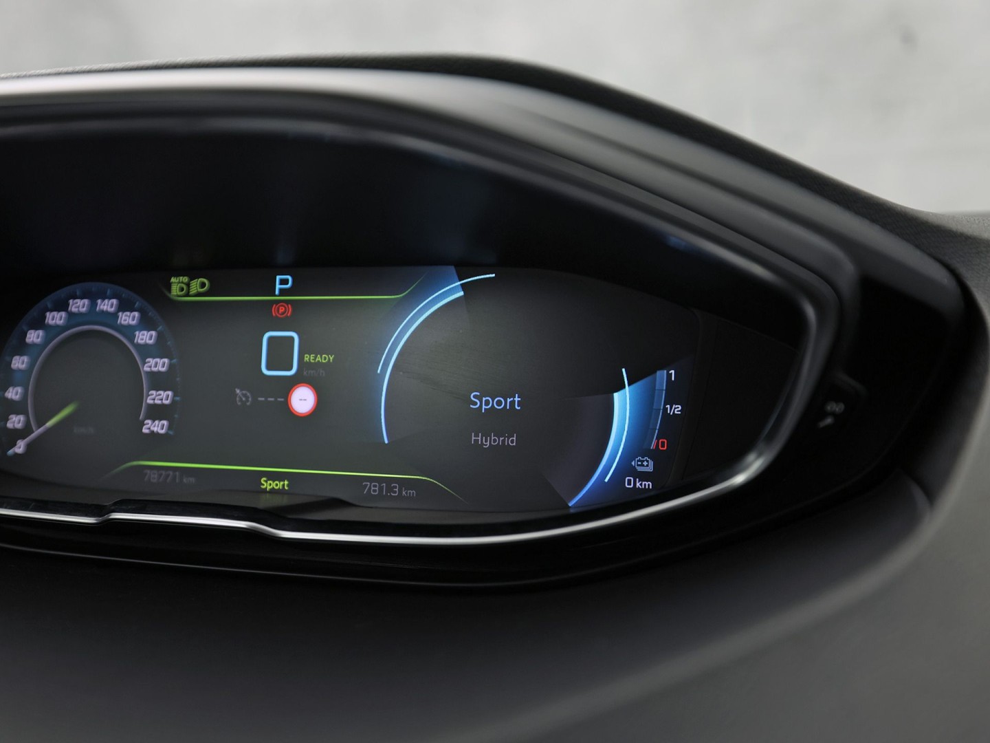 Peugeot 3008 1.6 HYbrid 225 Allure Blacksport 225Pk Automaat (APPLE CARPLAY, SOH 94,7%, BLACK PACK, GROOT NAVI, 360 CAMERA, SPORTSTOELEN, KEYLESS, LANE ASSIST, NIEUWE APK, NIEUWSTAAT)