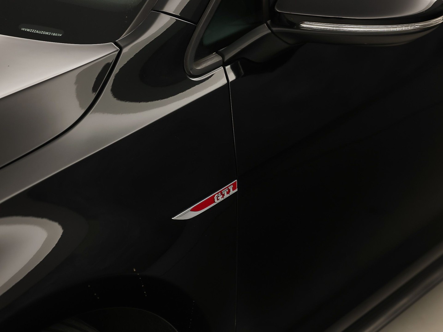 Volkswagen Golf 2.0 TSI GTI 220Pk Automaat (NAVIGATIE, CLIMATE, LEDER, STOELVERWARMING, SPORTSTOELEN, GETINT GLAS, XENON, NIEUWSTAAT)