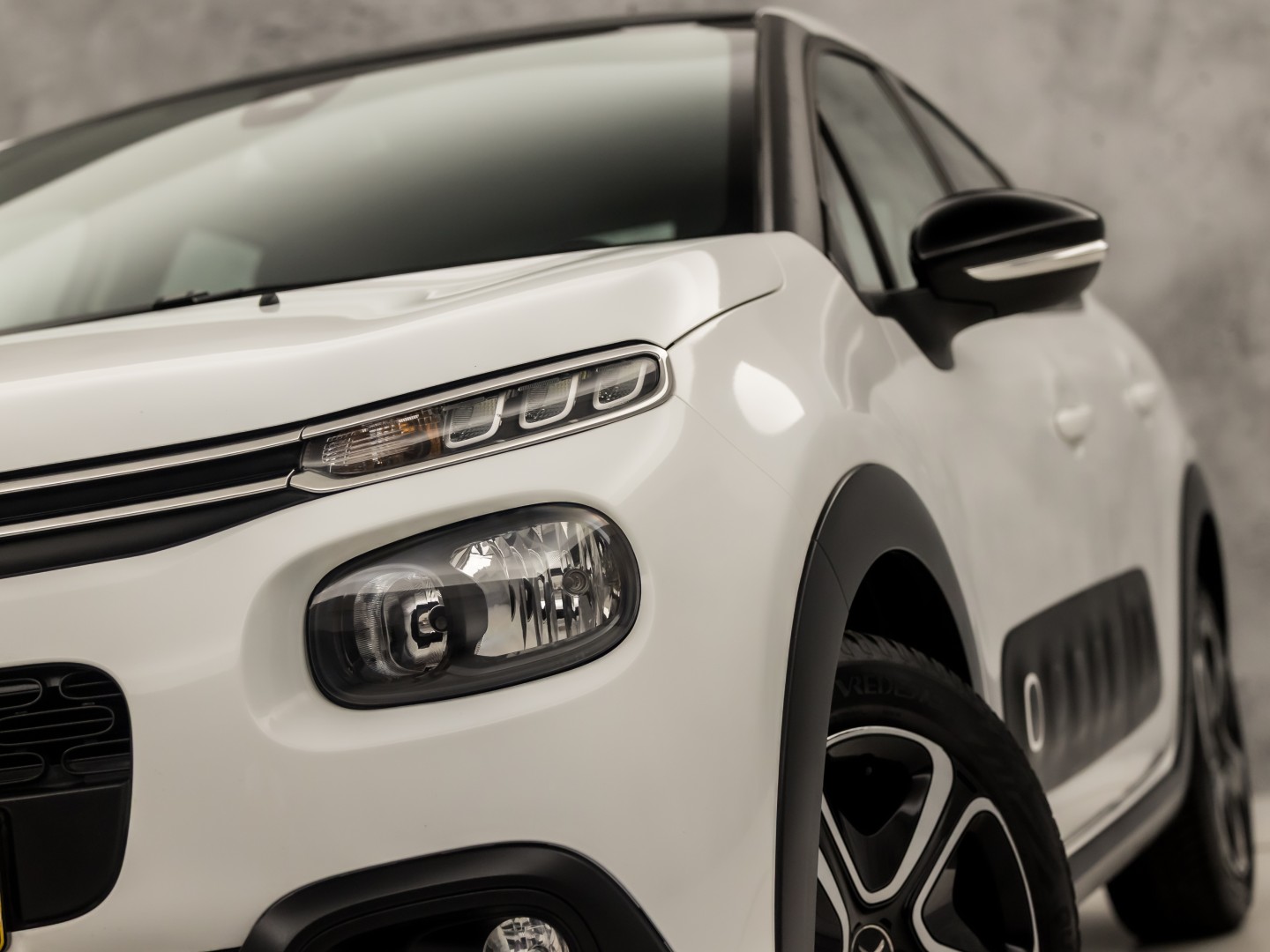 Citroën C3 1.2 PureTech S&S Shine Sport 110Pk (APPLE CARPLAY, GROOT NAVI, STOELVERWARMING, SPORTSTOELEN, CRUISE, LANE ASSIST, NIEUWSTAAT)