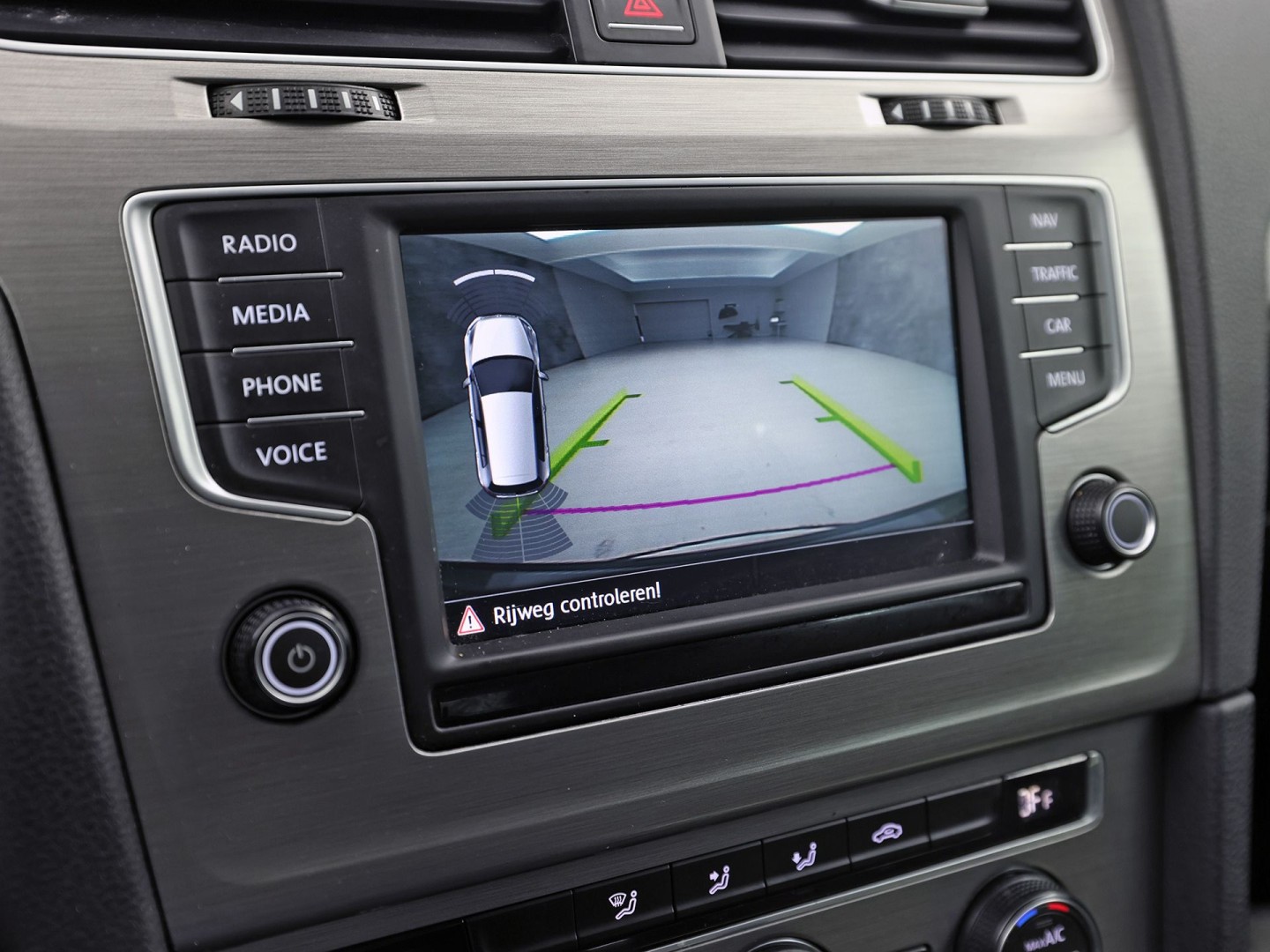 Volkswagen Golf 1.0 TSI Sportline Automaat (APPLE CARPLAY, NAVIGATIE, CAMERA, CLIMATE, SPORTSTOELEN, GETINT GLAS, LM VELGEN, CRUISE, NIEUWSTAAT)