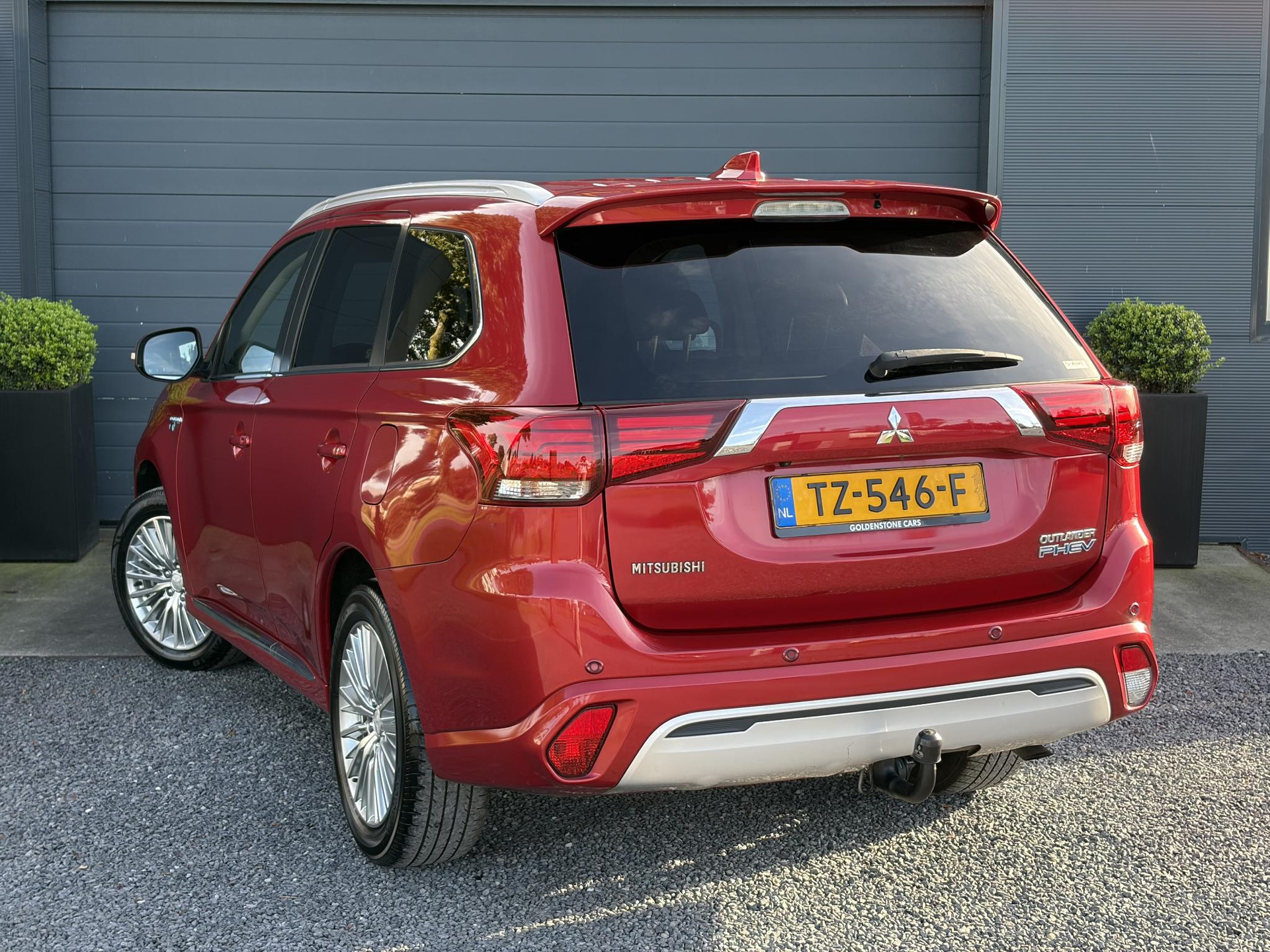 Mitsubishi Outlander 2.4 PHEV Intense ✓1e Eigenaar✓Trakhaak✓SOH 67%✓Carplay✓Camera✓Alcantara-Leder✓Stoelverw-Stoelverkoeling✓Clima✓Cruise✓Pdc V+A✓Keyless✓Net beurt gehad✓18" Lmv✓N.A.P✓Apk tot 10-2027