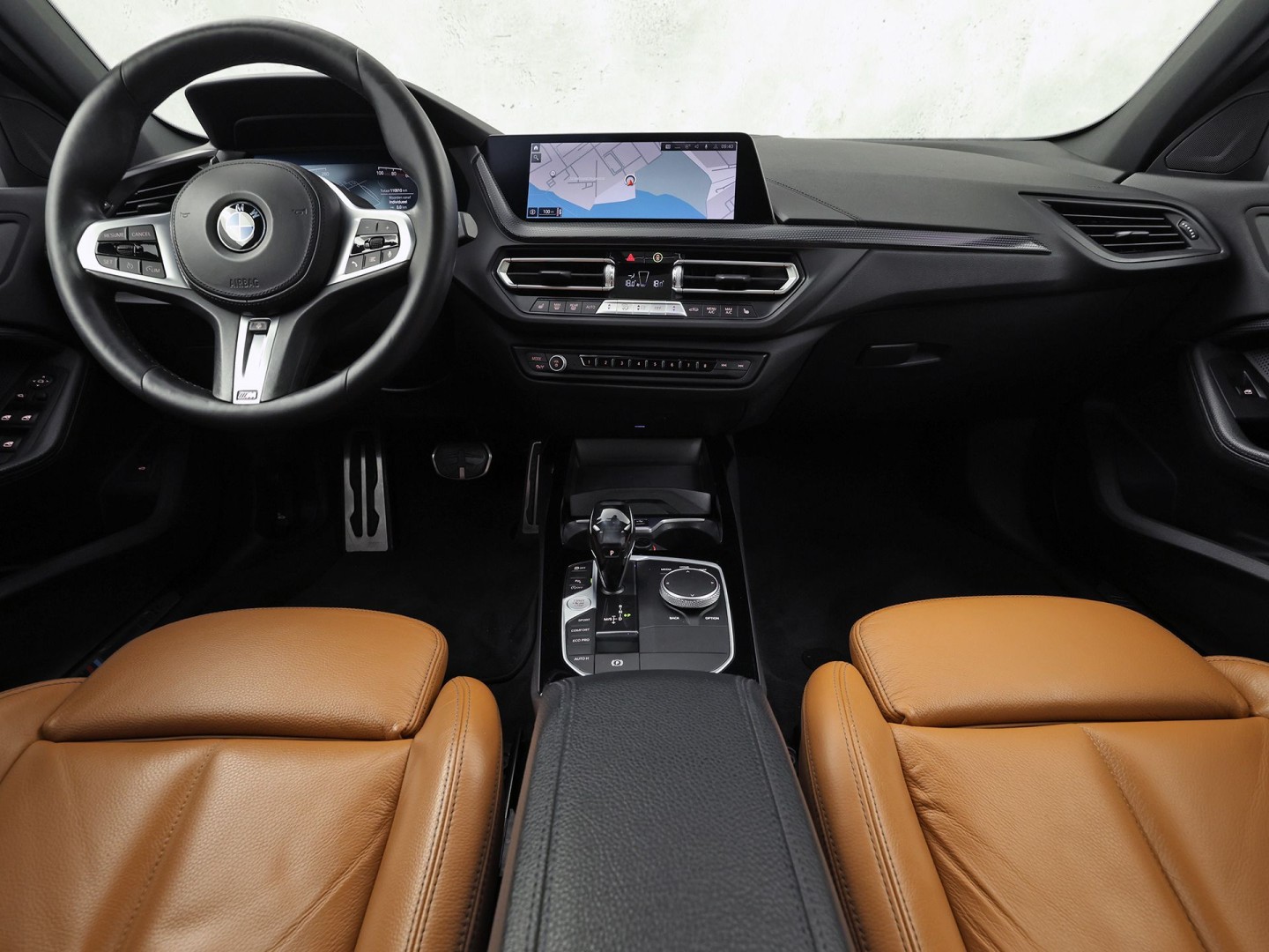 BMW 1 Serie 118i M Sport Automaat (PANORAMADAK, M PAKKET, DEALER ONDERHOUDEN, STUUR/STOELVERWARMING, CAMERA, BRUIN LEDER, SPOILER, BLACK PACK, SFEERVERLICHTING, NIEUWSTAAT)
