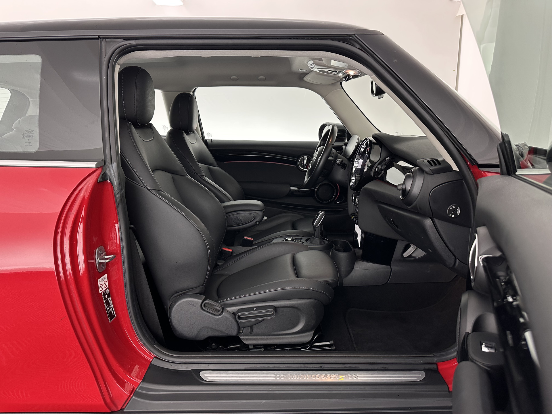 MINI Mini Electric Business Edition 33 kWh [ 3-Fase ] (INCL-BTW) Aut. *LEATHER | FULL-LED | KEYLESS | SPORT-SEATS | NAVI-FULLMAP | ECC | AMBIENT-LIGHT | DAB | DIGI-COCKPIT | PDC | 17"ALU*