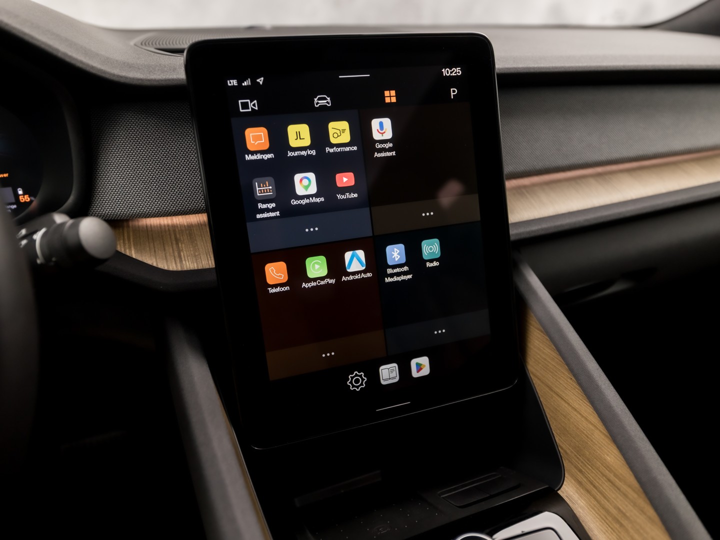 Polestar 2 Long Range Dual Motor Launch Edition 78kWh 408Pk Automaat (PANORAMADAK, HARMAN/KARDON, APPLE CARPLAY, 360 CAMERA, STOELVENTILATIE, MEMORY SEATS, GETINT GLAS, TREKHAAK, ELEK ACHTERKLEP, NIEUWSTAAT)