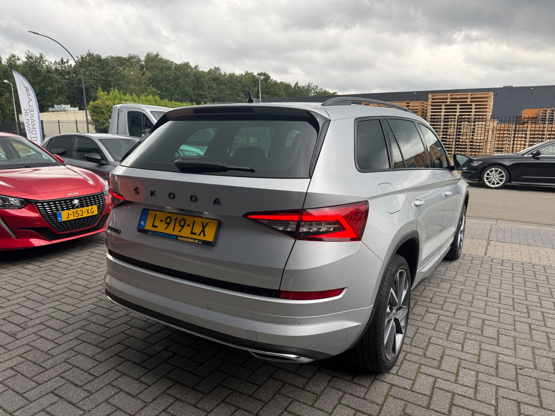 ŠKODA Kodiaq 1.5 TSI Sportline Business | 1E EIGENAAR | 3/6/12 MND GARANTIE | AUTOMAAT | PANO | LED | DAB | MEMORY | CARPLAY | DIGITAAL COCKPIT | TREKHAAK |