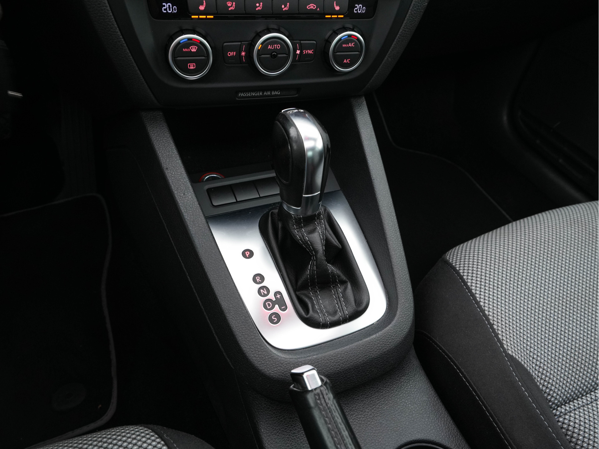 Volkswagen Jetta 1.4 TSI Hybrid Highline Executive-Pack Aut. *PANO | BI-XENON | NAVI-FULLMAP | CAMERA | HEATED-COMFORTSEATS | ECC | PDC | PRIVACY-GLASS | CRUISE | RADIO-CD | SHIFT-PADDLES | 17''ALU*