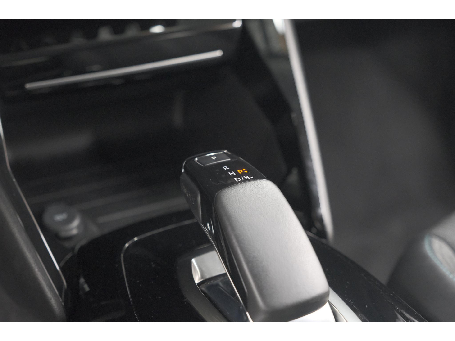 Peugeot e-2008 EV Allure 50 kWh | SOH=96.7 % | 3 Fase Laadfunctie | Camera | Navigatie | Parkeersensoren | Apple Carplay