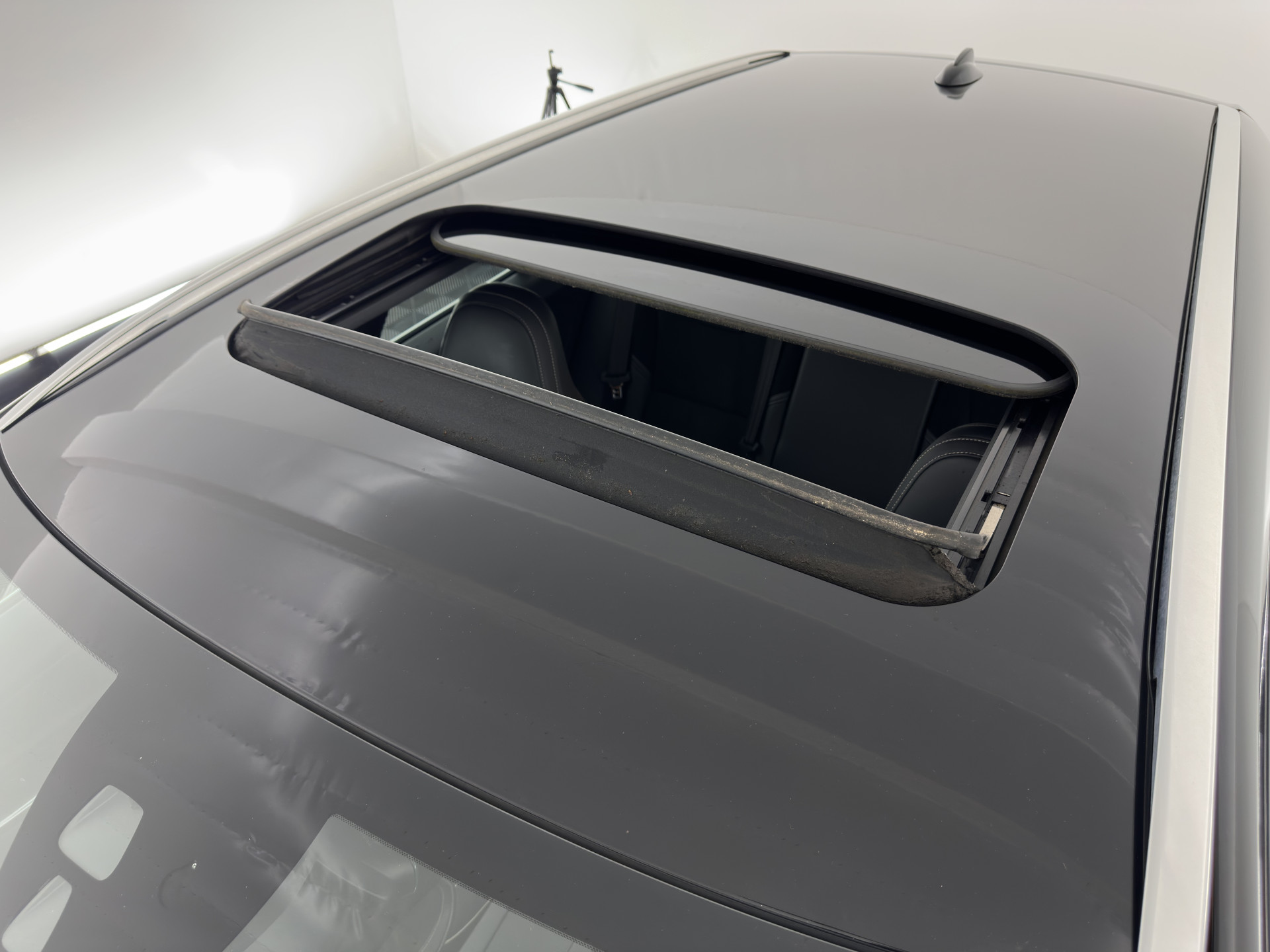 Volvo V60 2.4 D6 Twin Engine R-Design Aut. *PANO | LEATHER-ALCANTARA | BI-XENON | MEMORY-PACK | HEATED-COMFORTSEATS | NAVI-FULLMAP | CAMERA | PRIVACY-GLASS | ECC | PDC | CRUISE | 18''ALU*