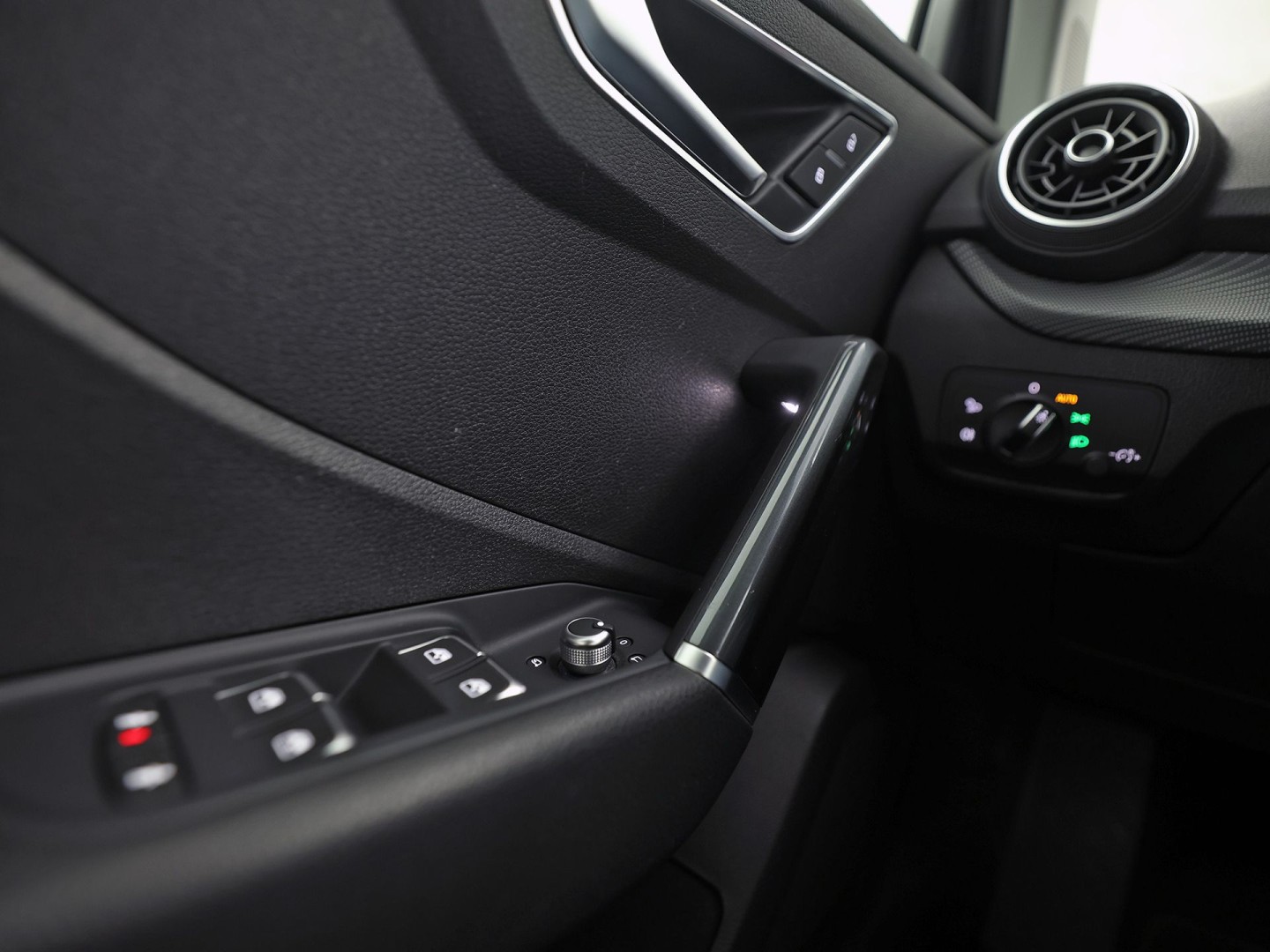 Audi Q2 1.4 TFSI S-Line Sport 150Pk Automaat (VIRTUAL COCKPIT, GROOT NAVI, CLIMATE, LEDER, STOELVERWARMING, SPORTSTOELEN, LED KOPLAMPEN, PARKEERSENSOREN, NIEUWSTAAT)