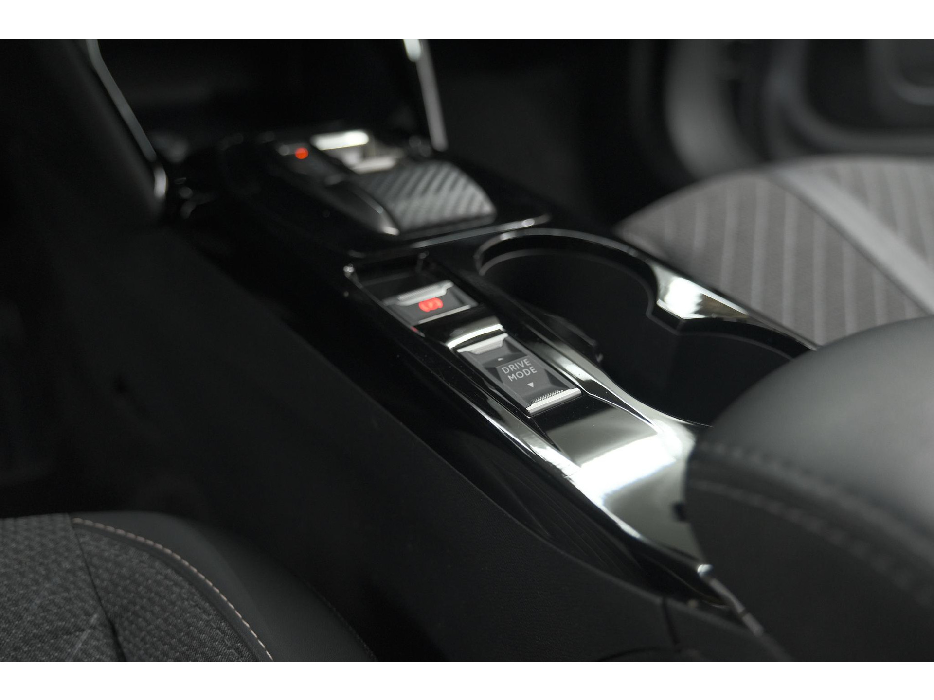 Peugeot 2008 Hybrid 136 e-DSC6 Allure | 360 Camera | Adaptieve Cruise Control | Dodehoekdetectie | Navigatie