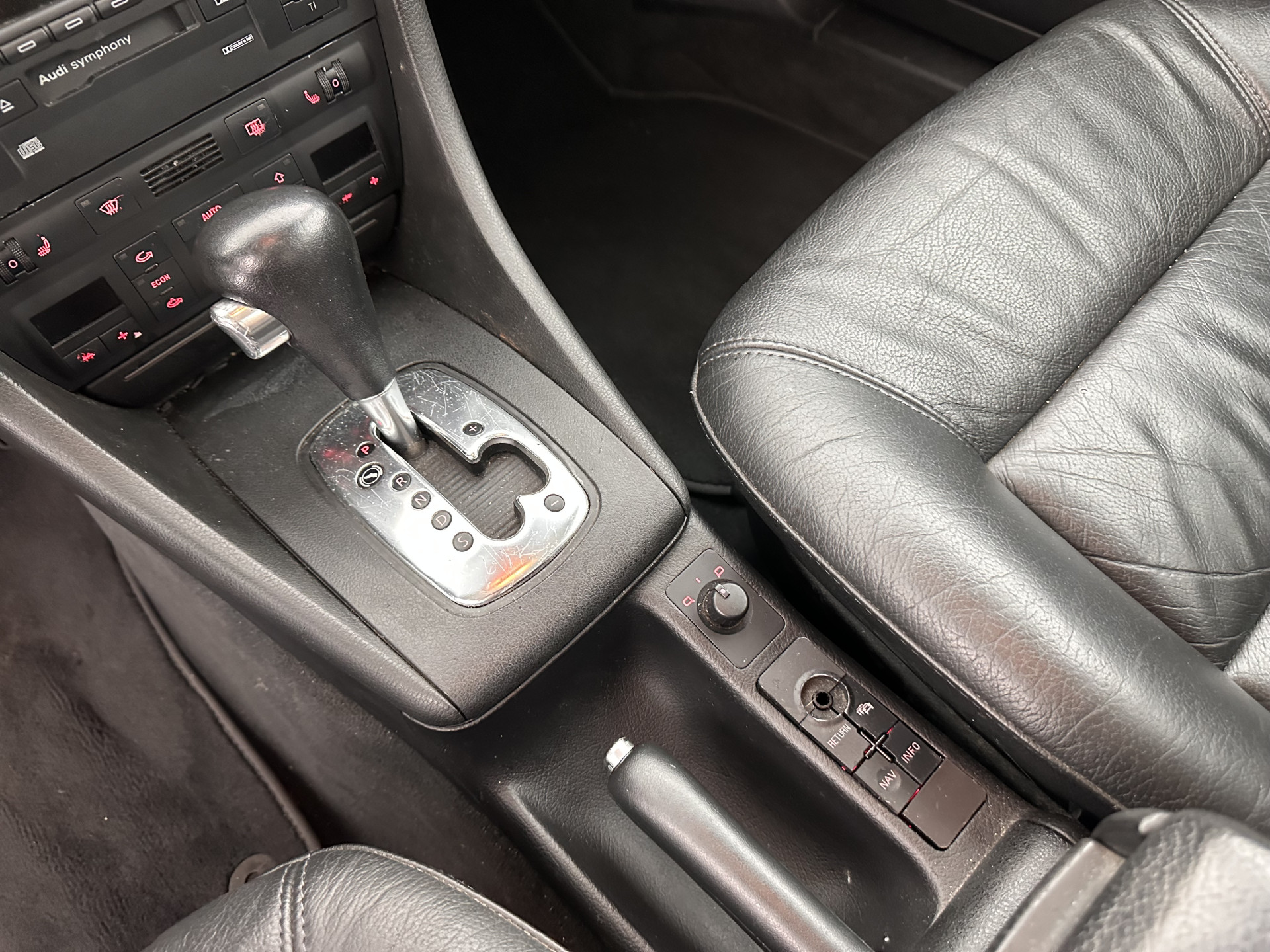 Audi A6 Limousine 2.4 MT  [ GEARBOX-PROBLEM ] Aut. *LUXURY-LEATHER | ECC | PDC | CRUISE | RADIO-CD | COMFORT-SEATS | 17"ALU*