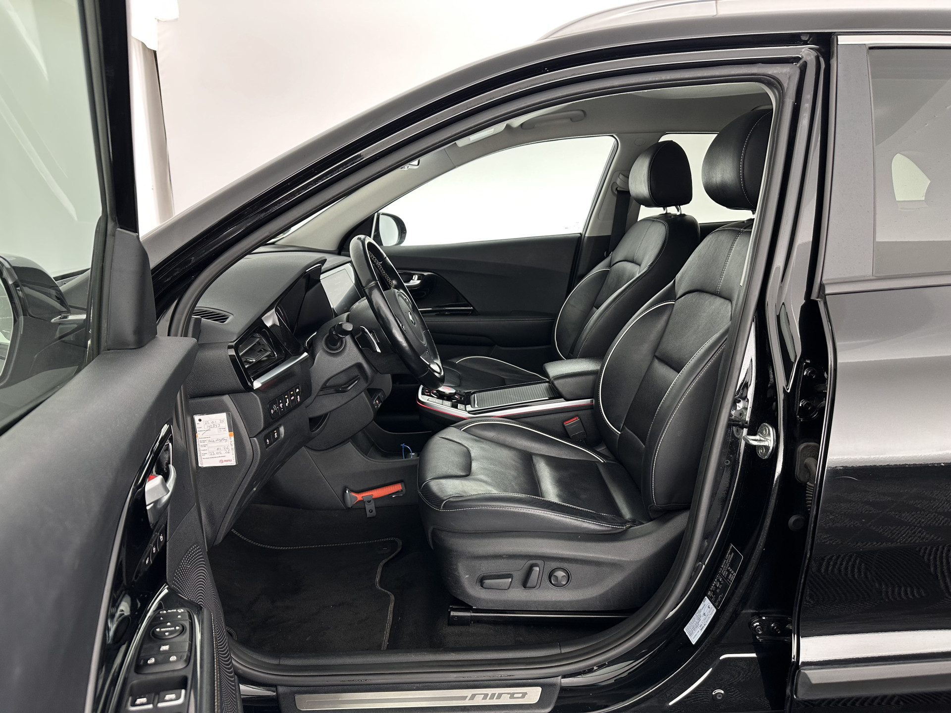 Kia e-Niro ExecutiveLine 64 kWh [ 3-Fase ] {SOH-100%} (INCL-BTW) Aut.*HEATPUMP | LEATHER | FULL-LED | NAVI-FULLMAP | ADAPTIVE-CRUISE | CAMERA | MEMORY-PACK | LANE-ASSIST | HEATED-COMFORTSEATS | SHIFTPADDLES | KEYLESS | DIGI-COCKPIT | PRIVACYGLAS