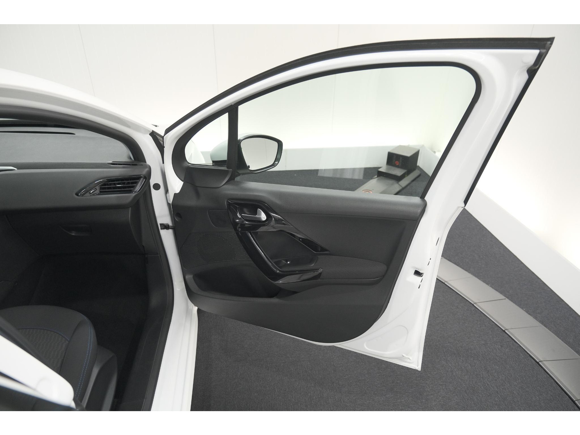 Peugeot 208 PureTech 82 Signature | Parkeersensoren | Apple Carplay | Pack Connect | Armsteun
