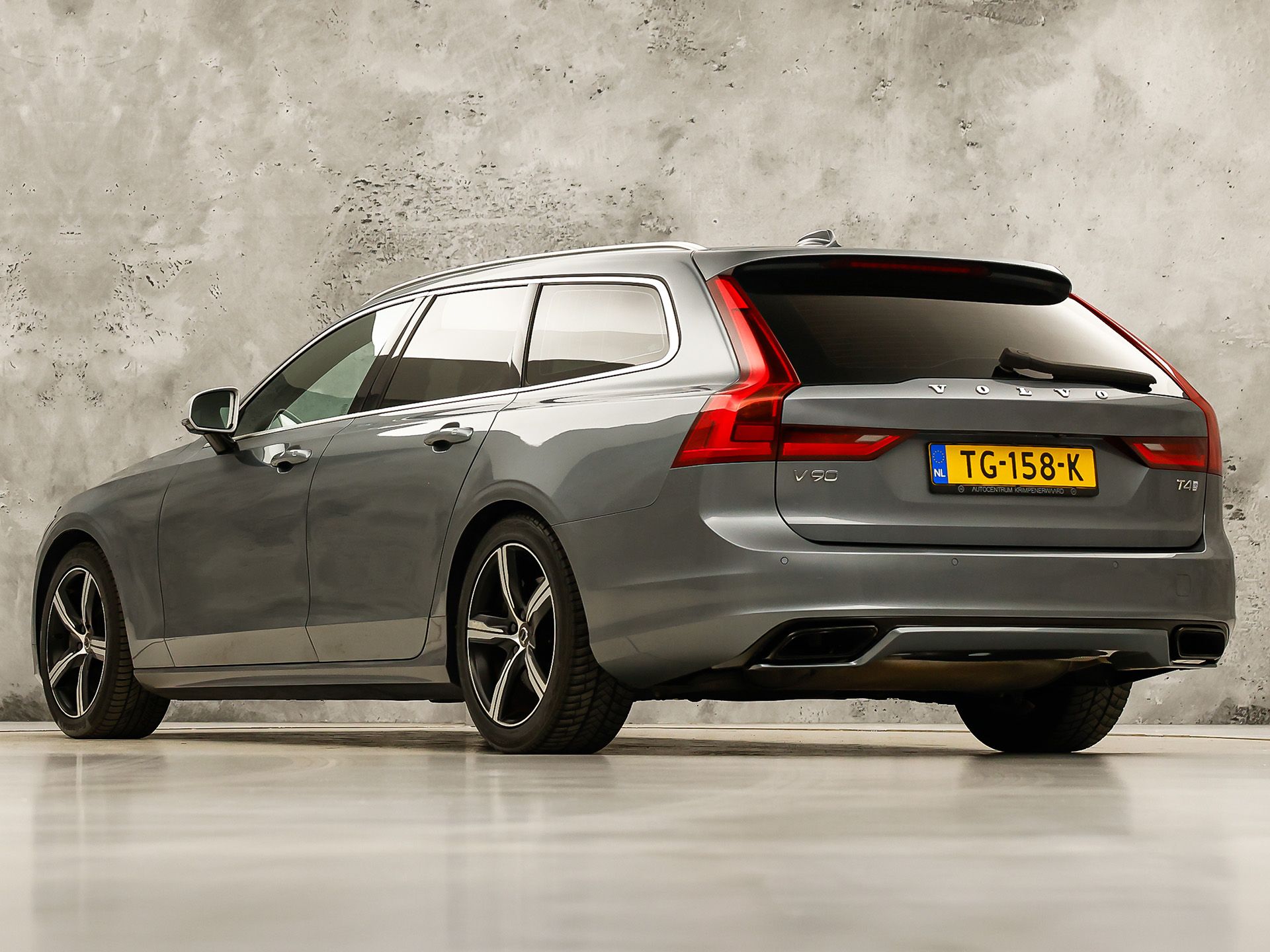 Volvo V90 2.0 T4 R-Design Automaat 190Pk (PANORAMADAK, HARMAN/KARDON, MEMORY SEATS, APPLE CARPLAY, GETINT GLAS, CAMERA, STOELVERWARMING, LEDER, NIEUWE APK, NIEUWSTAAT)