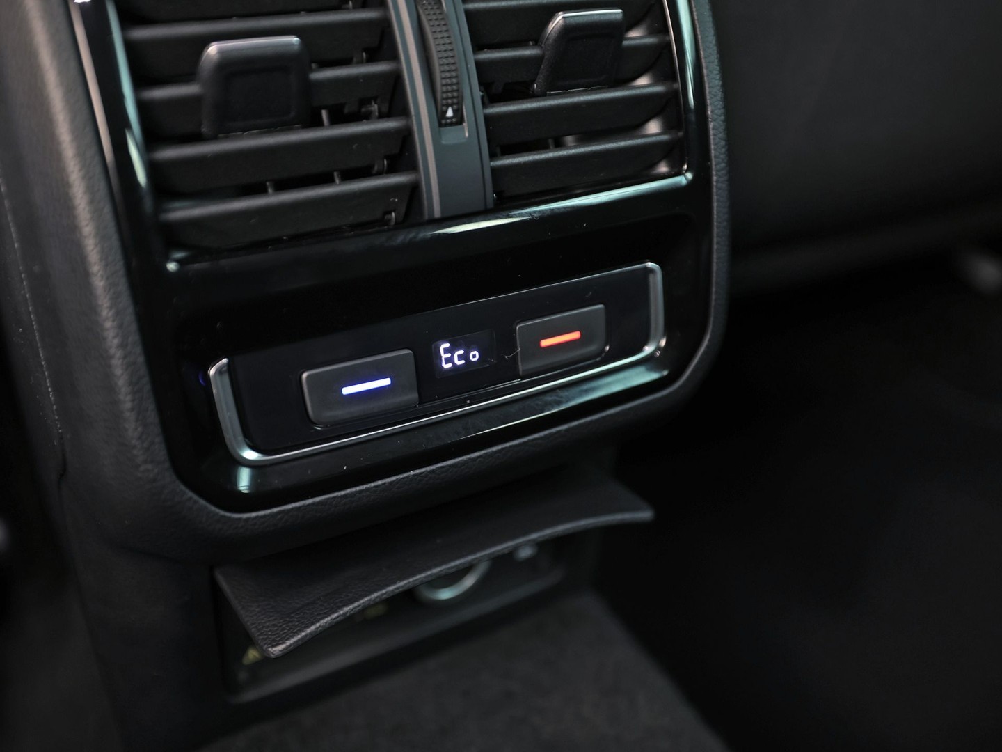 Volkswagen Passat Variant 1.4 TSI PHEV GTE 218Pk Automaat (APPLE CARPLAY, SOH 88,9%, GROOT NAVI, CAMERA, TREKHAAK, KEYLESS, SPORTSTOELEN, STOELVERWARMING, GETINT GLAS, NIEUWSTAAT)