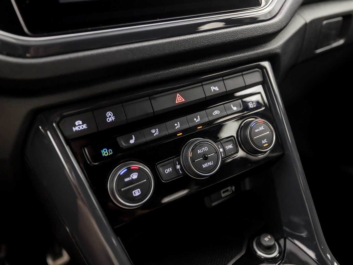 Volkswagen T-Roc 1.5 TSI Sport 150Pk (APPLE CARPLAY, GROOT NAVI, CLIMATE, STOELVERWARMING, ZWART HEMEL, LED KOPLAMPEN, SPORTSTOELEN, GETINT GLAS, ELEK ACHTERKLEP, ADAPTIVE CRUISE, NIEUWSTAAT)