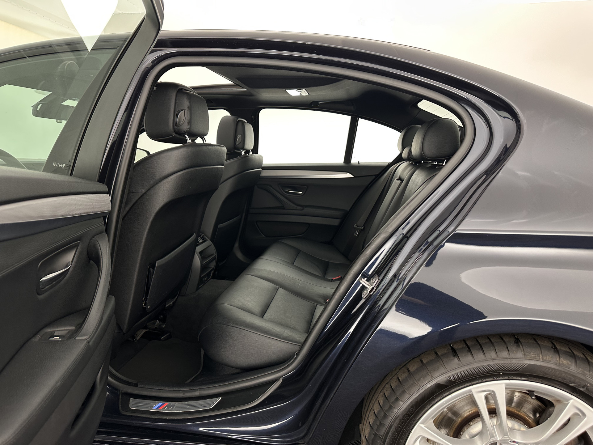 BMW 5-serie 520i M-Sportpack High Executive Aut. *PANO | LEATHER | XENON | HARMAN/KARDON | HEATED-SPORTSEATS | NAVI-FULLMAP | PRIVACY-GLASS | SHIFTPADDLES | ECC | PDC | CRUISE | 18''ALU*