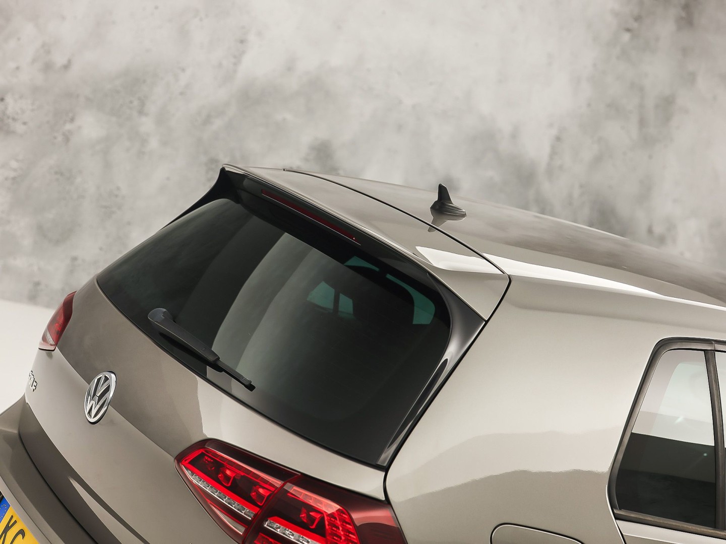 Volkswagen Golf 1.0 TSI Sportline Automaat (APPLE CARPLAY, NAVIGATIE, CAMERA, CLIMATE, SPORTSTOELEN, GETINT GLAS, LM VELGEN, CRUISE, NIEUWSTAAT)