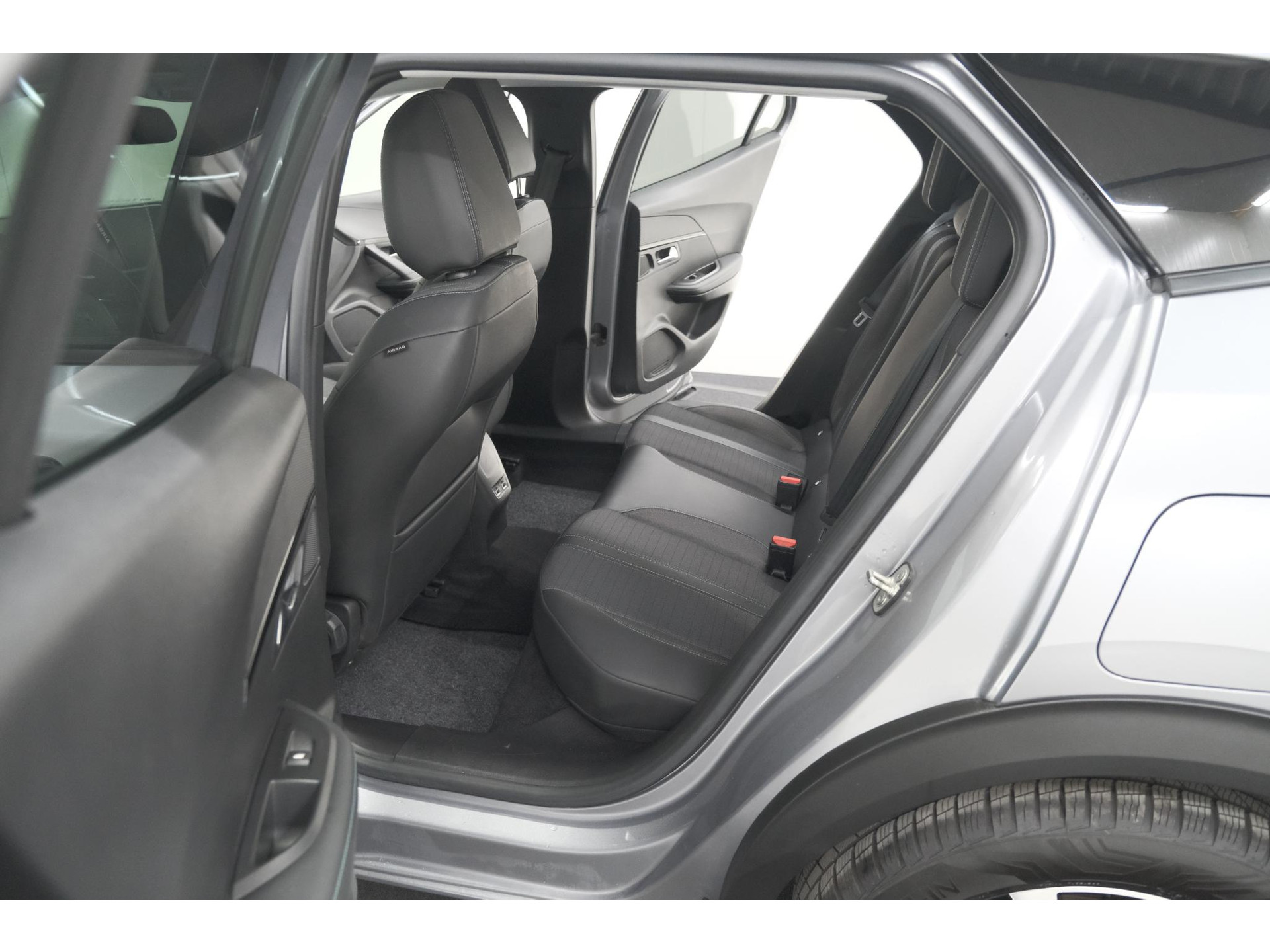 Peugeot e-2008 EV Allure 50 kWh | SOH=96.7 % | 3 Fase Laadfunctie | Camera | Navigatie | Parkeersensoren | Apple Carplay