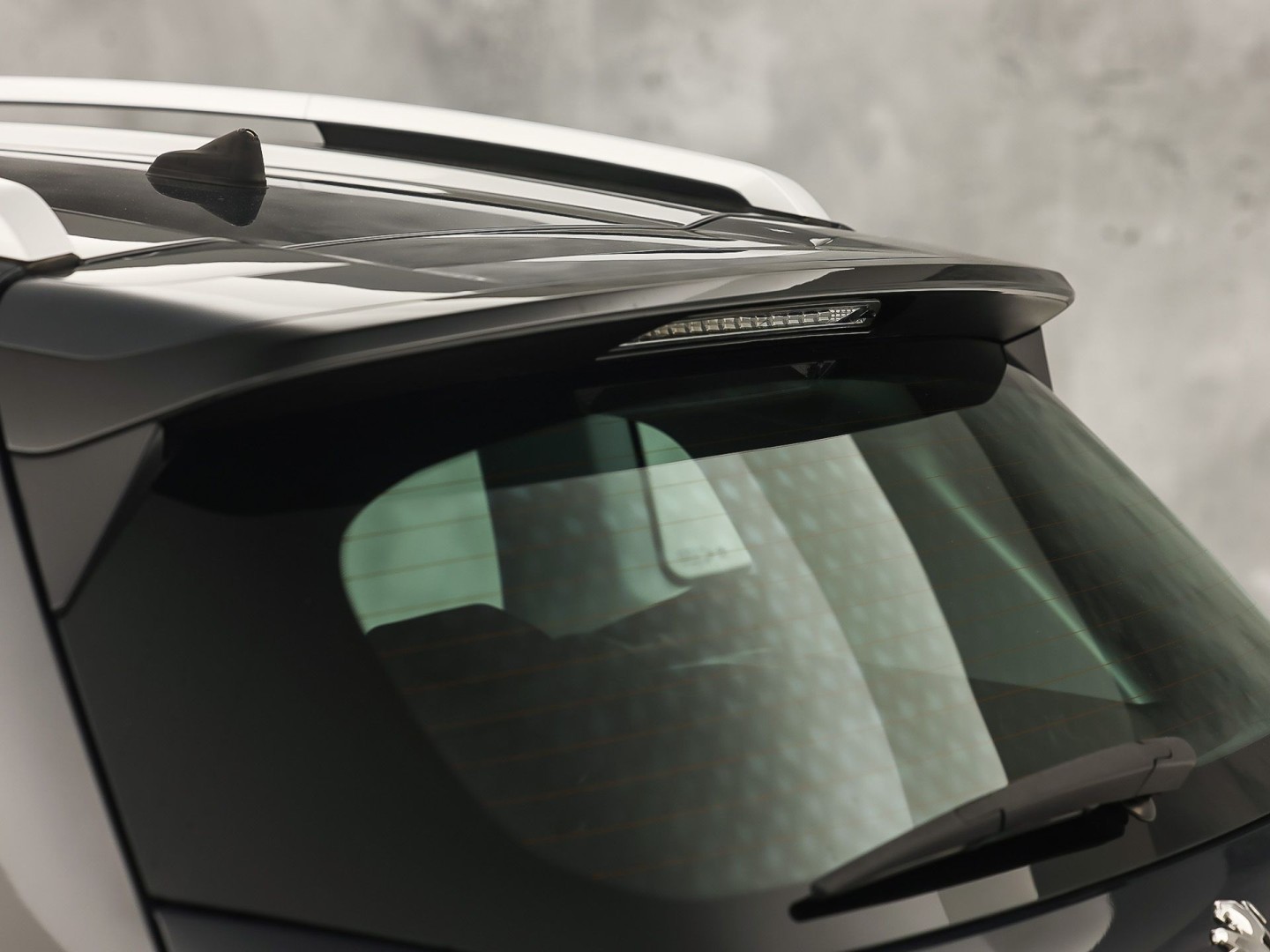 Peugeot 2008 1.2 PureTech Sport (SCHERM, CRUISE, SPORTSTOELEN, NIEUWE APK, NIEUWSTAAT)