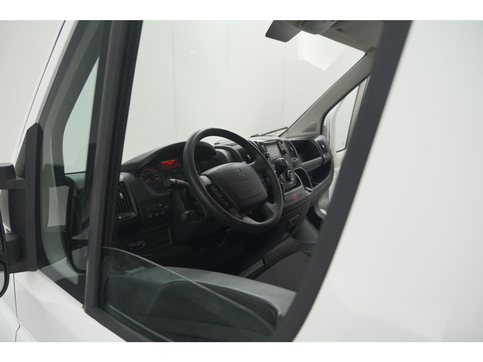 Peugeot Boxer 330 2.2 BlueHDi 140 L2H2 Premium | Navigatie | Houtenvloer In Laadruimte | Airco