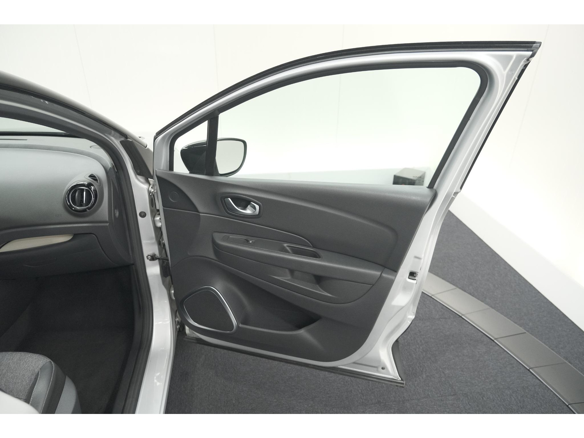 Renault Captur TCe 150 EDC Intens | Trekhaak | Navigatie | Parkeersensoren