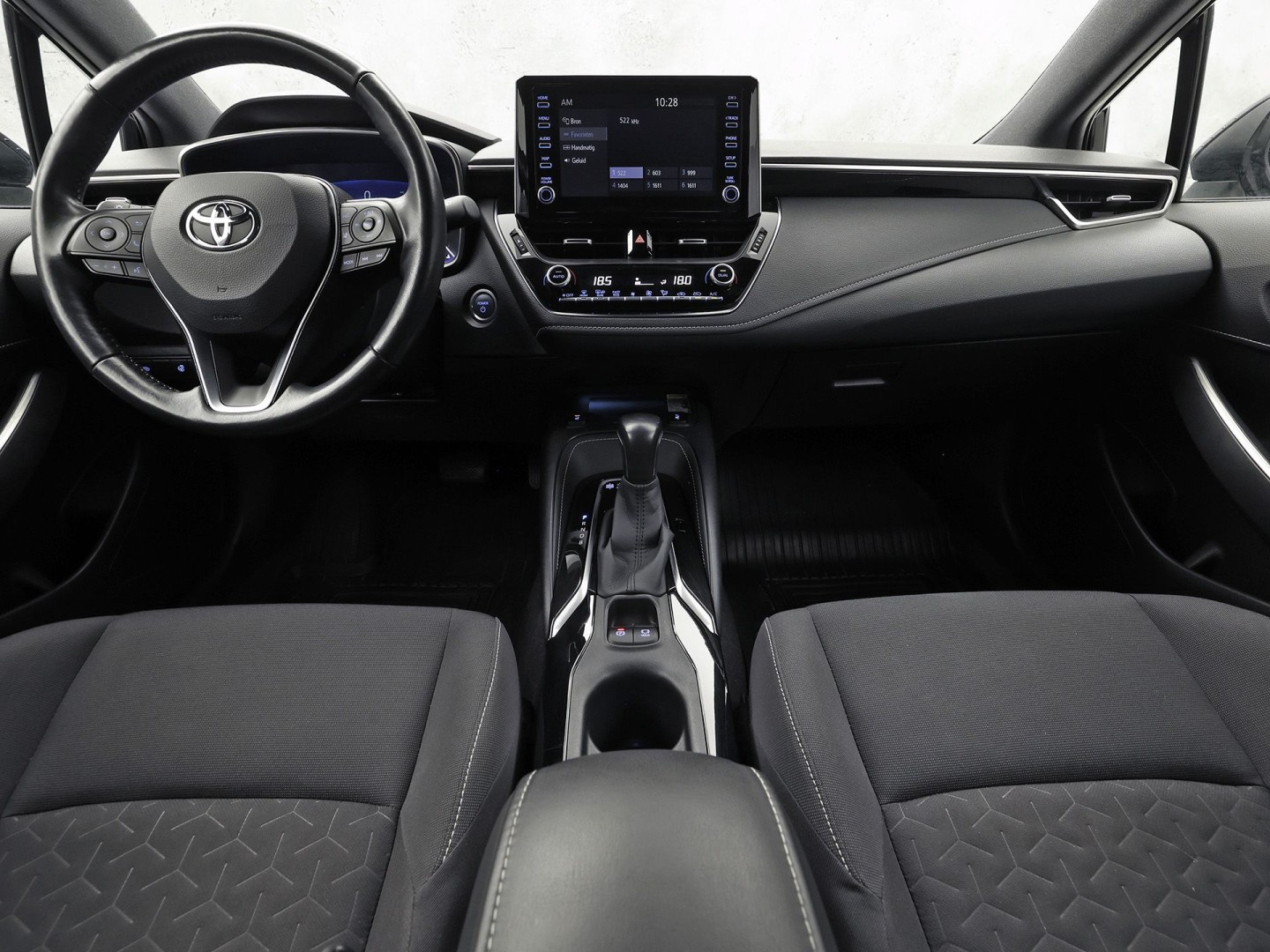 Toyota Corolla 1.8 Hybrid Sport Automaat (VIRTUAL COCKPIT, APPLE CARPLAY, CAMERA, STUUR/STOELVERWARMING, SPORTSTOELEN, ADAPTIVE CRUISE, ZWART HEMEL, NIEUWE APK, NIEUWSTAAT)