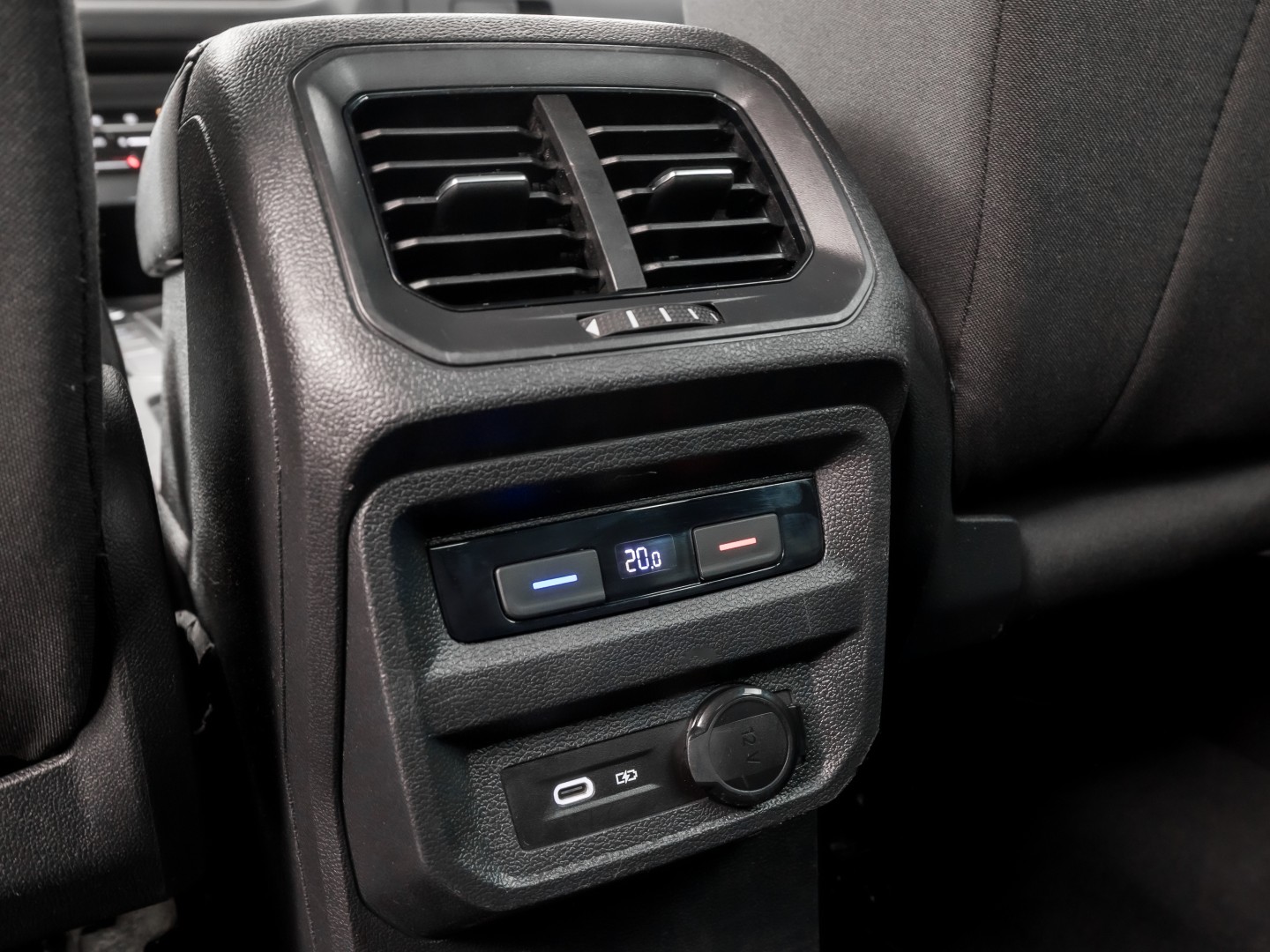 Volkswagen Tiguan 1.5 TSI Life Sport 150Pk Automaat (VIRTUAL COCKPIT, APPLE CARPLAY, CLIMATE, KEYLESS, STOELVERWARMING, SPORTSTOELEN, GETINT GLAS, ELEK ACHTERKLEP, ALCANTARA, NIEUWE APK, NIEUWSTAAT)