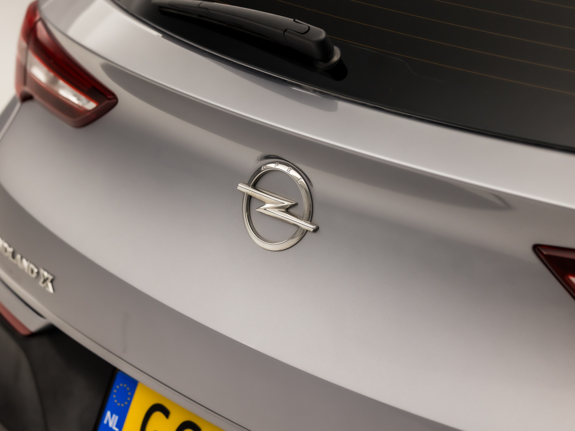 Opel Grandland X 1.2 Turbo Sport (APPLE CARPLAY, NAVIGATIE, GETINT GLAS, CRUISE, SPORTSTOELEN, ARMSTEUN, LM VELGEN, NIEUWE APK, NIEUWSTAAT)