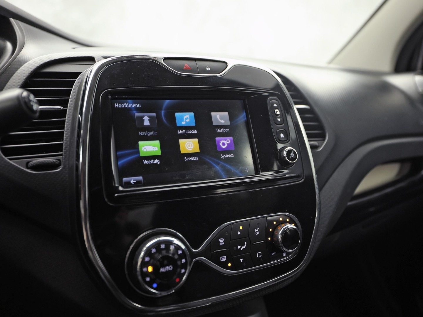 Renault Captur 0.9 TCe Dynamique Black Pack Automaat (NAP, NAVIGATIE, CLIMATE, GETINT GLAS, CAMERA, SPORTSTOELEN, CRUISE, ELEK PAKKET, NIEUWSTAAT)