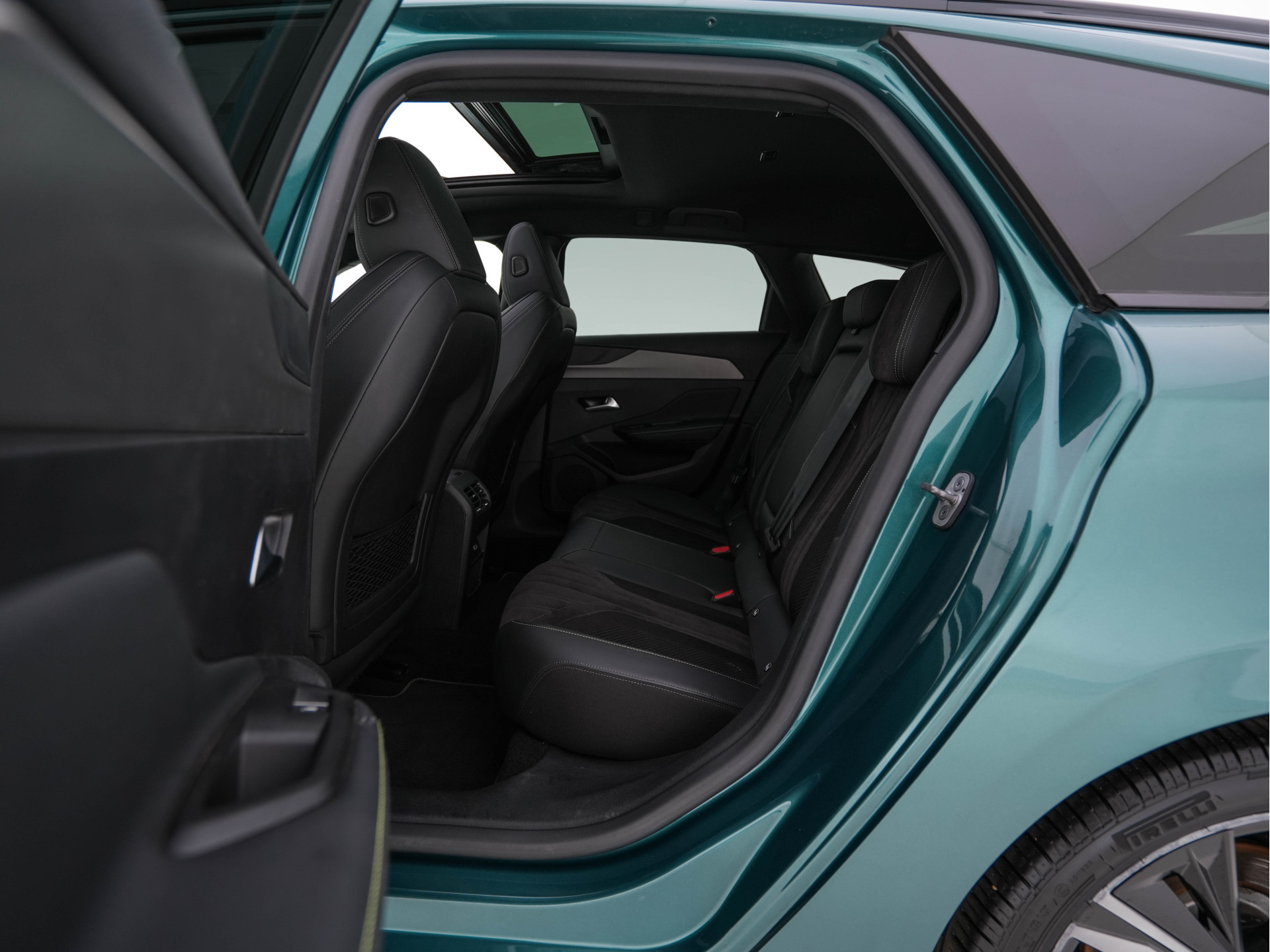 Peugeot 308 SW 1.6 HYbrid 180 GT-Sport-Pack Business (INCL-BTW) Aut. *PANO | LEATHER-MICROFIBRE | MATRIX-LED | TOPVIEW | MEMORY-PACK | ADAPTIVE-CRUISE | BLINDSPOT | DIGI-COCKPIT | HEATED-SPORTSEATS | KEYLESS | LANE-ASSIST | NAVI-FULLMAP | ...