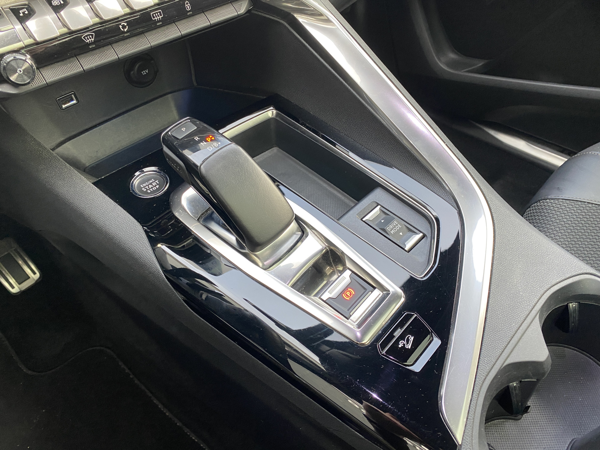 Peugeot 3008 1.6 Plug-in Hybrid 4WD 300 pk GT AUT. | 1e eigenaar | carplay | panoramadak | navigatie | 3D cockpit | 2 laadkabels | BTW
