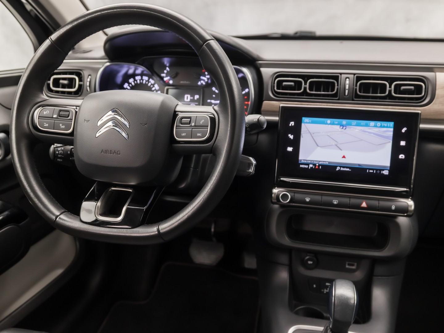 Citroën C3 1.2 PureTech Shine Sport Automaat (APPLE CARPLAY, GROOT NAVI, CAMERA, LEDER, STOELVERWARMING, SPORTSTOELEN, GETINT GLAS, CRUISE, NIEUWSTAAT)