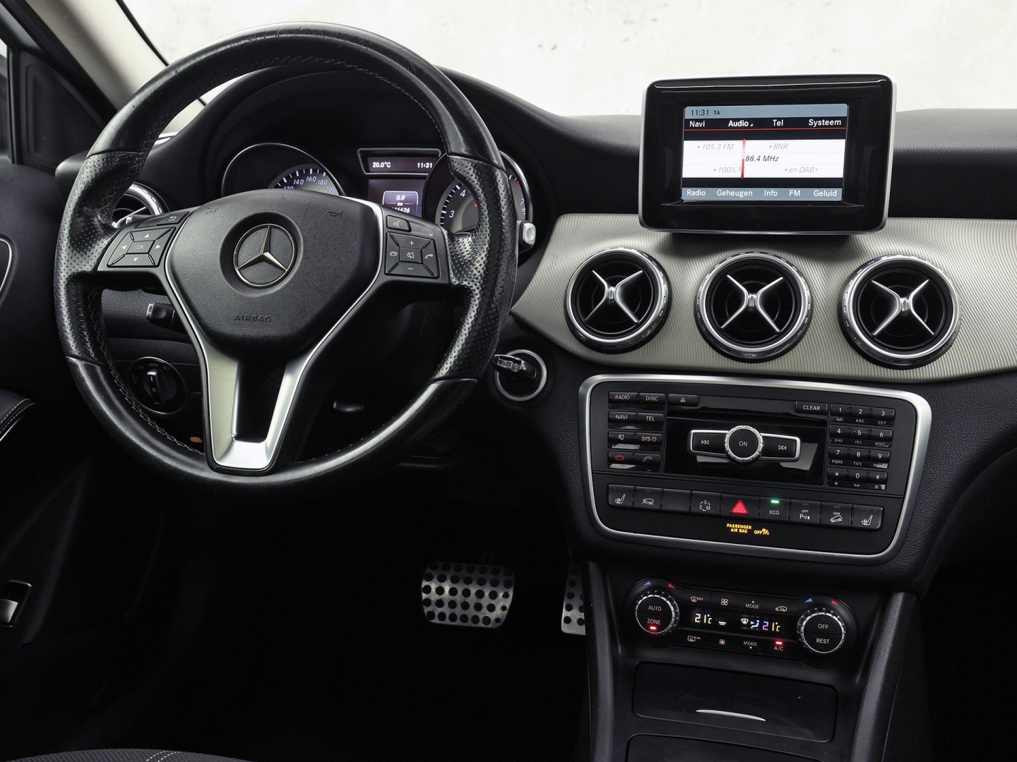 Mercedes-Benz GLA 250 250 4Matic AMG Edition 1 Sport Automaat (PANORAMADAK, CLIMATE, SPOILER, RODE GORDELS, SPORTSTOELEN, STOELVERWARMING, GETINT GLAS, NIEUWSTAAT)