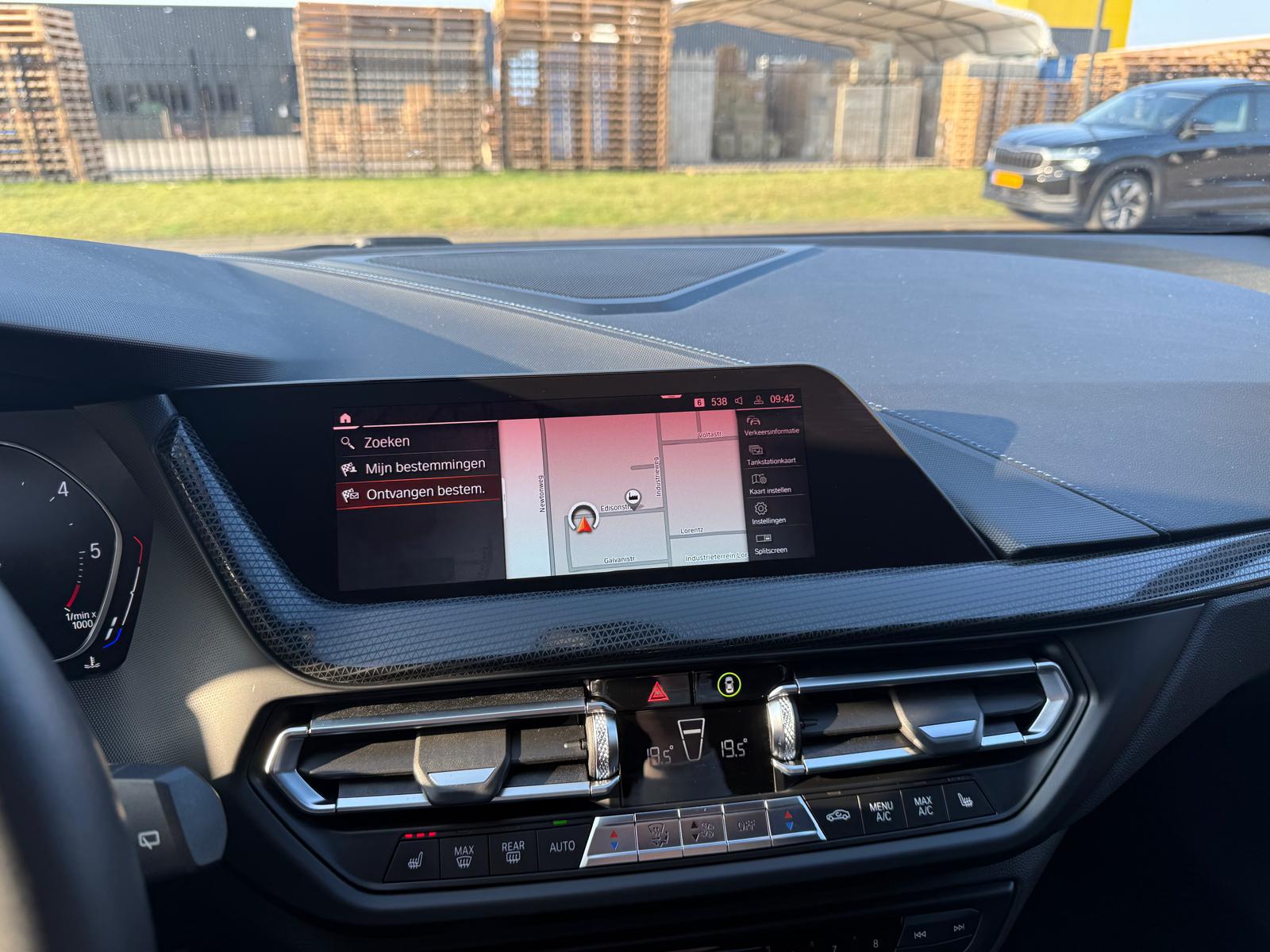 BMW 1-serie 116d Executive | 1E EIGENAAR | 3/6/12MND GARANTIE | AUTOMAAT | LED | CARPLAY | SFEERVERLICHTING | CRUISE | AIRCO |