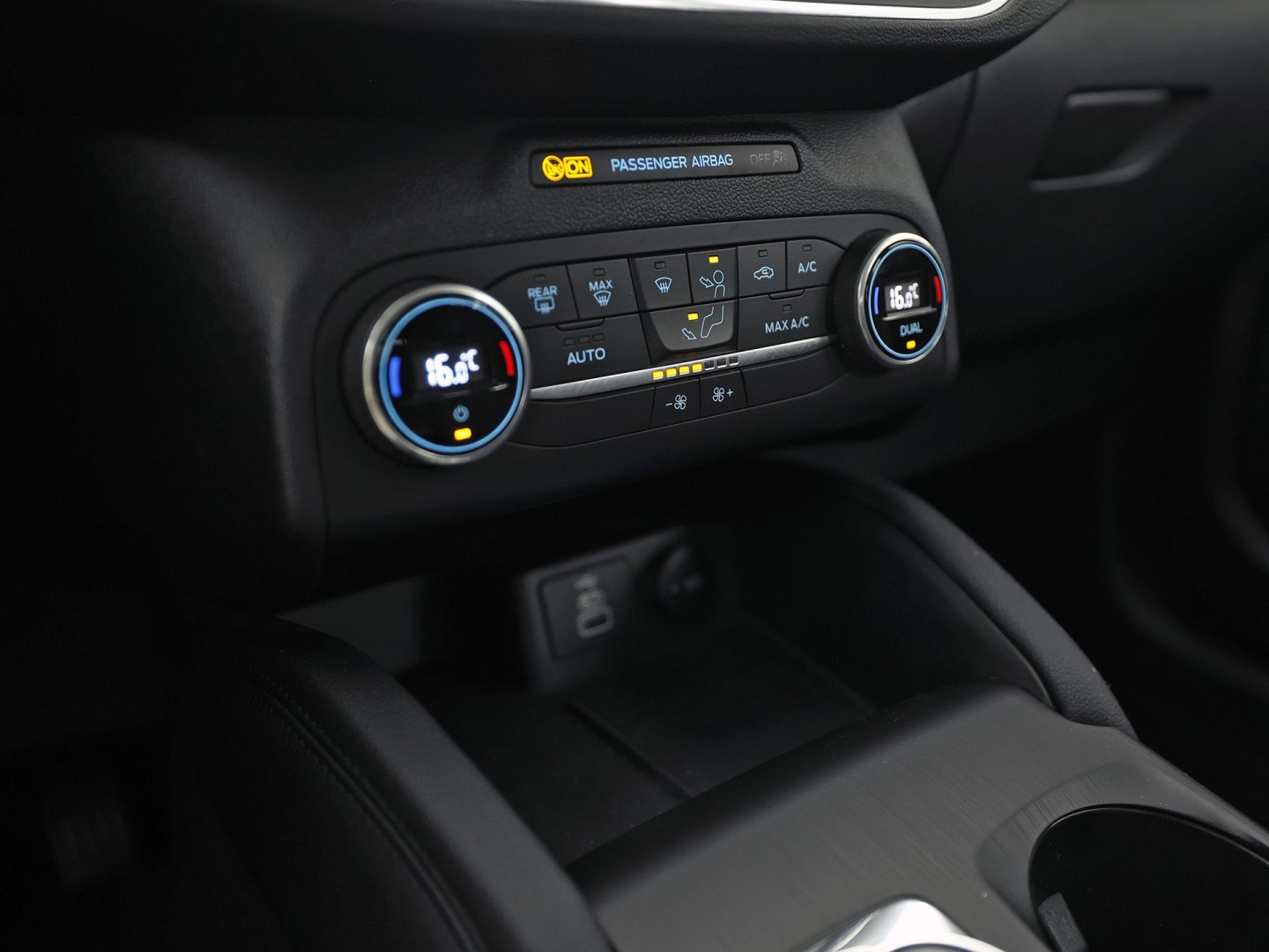 Ford Kuga 2.5 PHEV Titanium Sport 225Pk Automaat (VIRTUAL COCKPIT, SOH 93%, APPLE CARPLAY, GROOT NAVI, CAMERA, SPORTSTOELEN, CRUISE, TREKHAAK, NIEUWSTAAT)