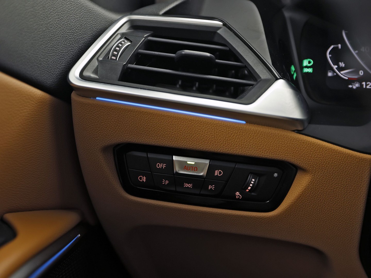 BMW 3-serie Touring 330e Sport 292Pk Automaat (APPLE CARPLAY, SOH 90,2%, GROOT NAVI, COGNAC LEDER, CAMERA, STOELVERWARMING, SFEERVERLICHTING, ELEK ACHTERKLEP, GETINT GLAS, NIEUWSTAAT)